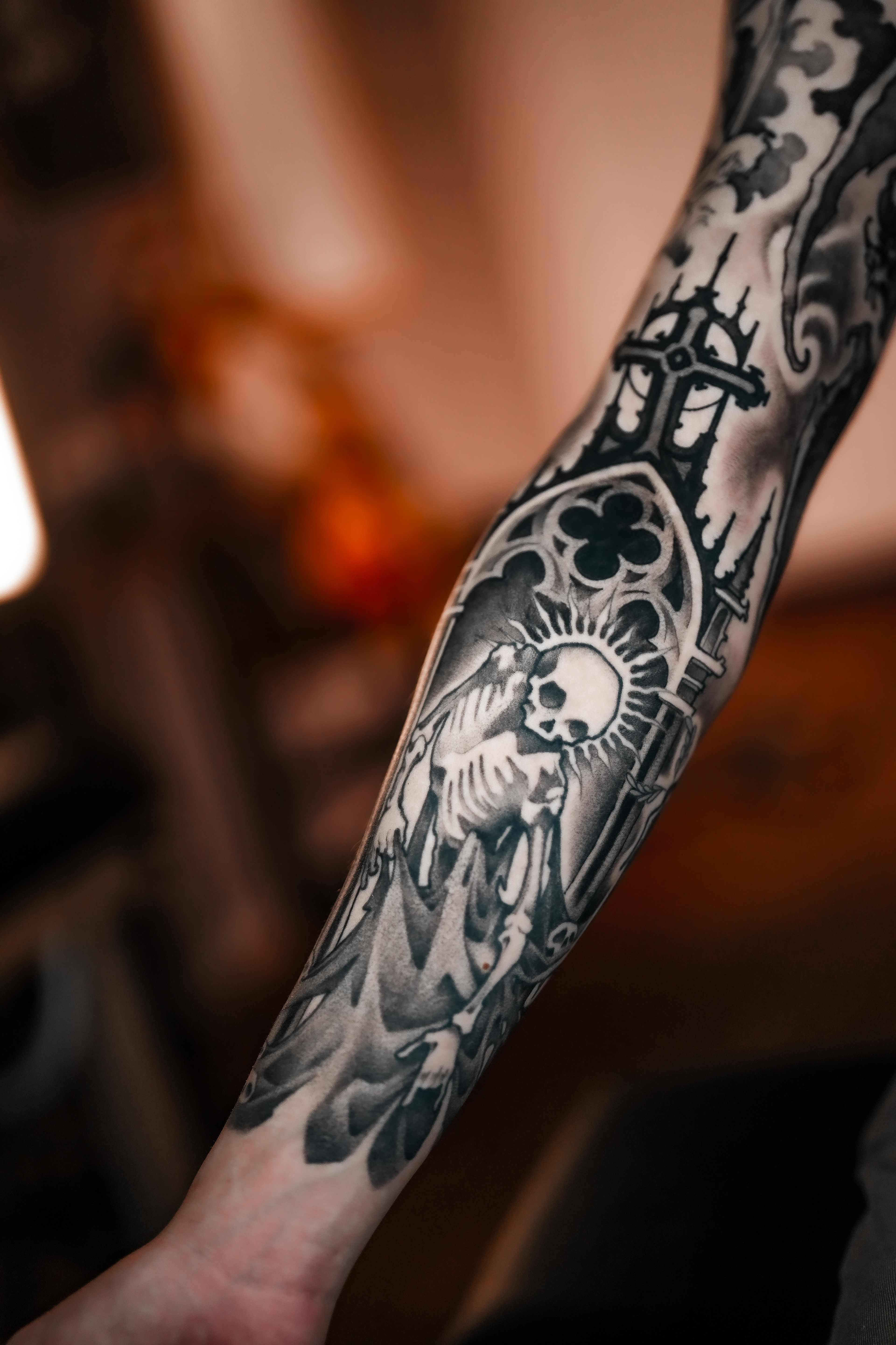 Tatuagem — fechamento de braço em blackwork — temática gótica