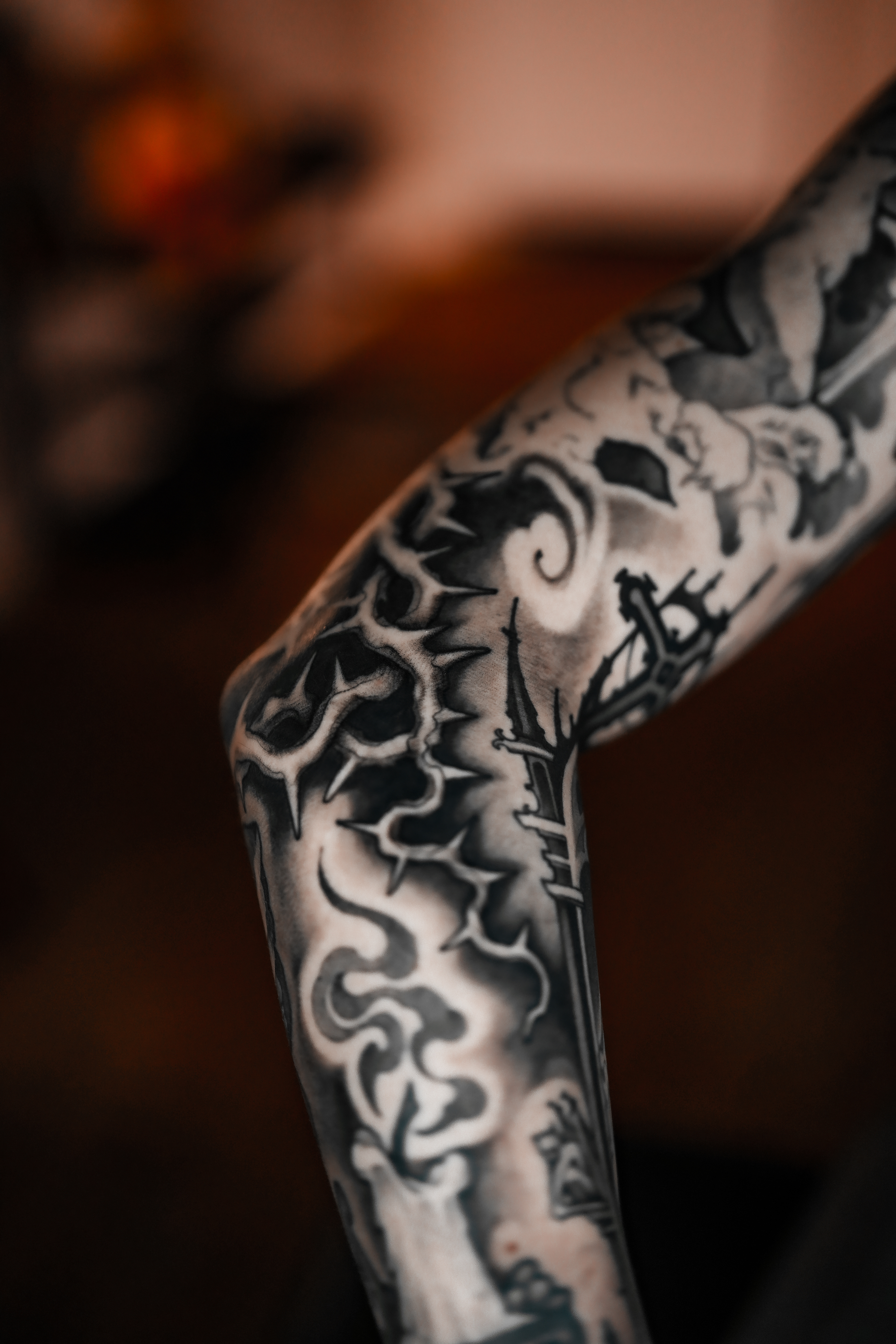 detalhes de tatuagem blackwork no cotovelo