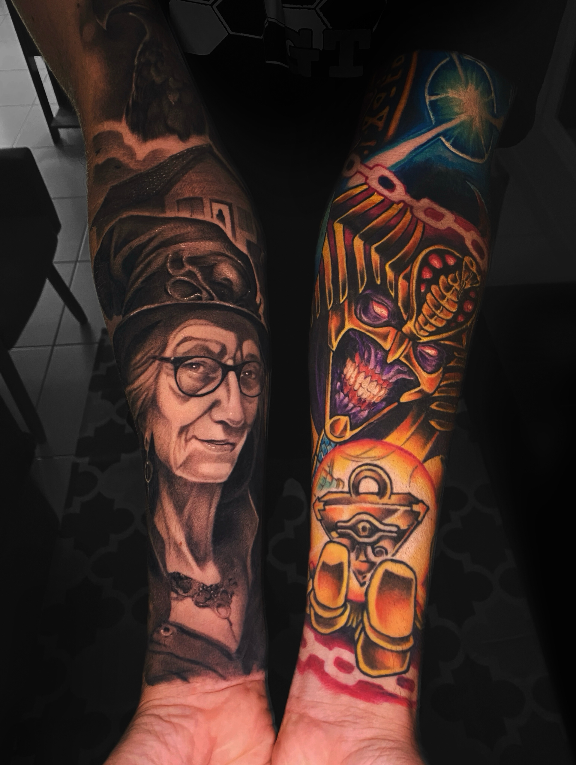 Tatuagens autorais sendo dois fechamentos de braço, um em realismo preto e cinza e outro colorido com tema yugioh.