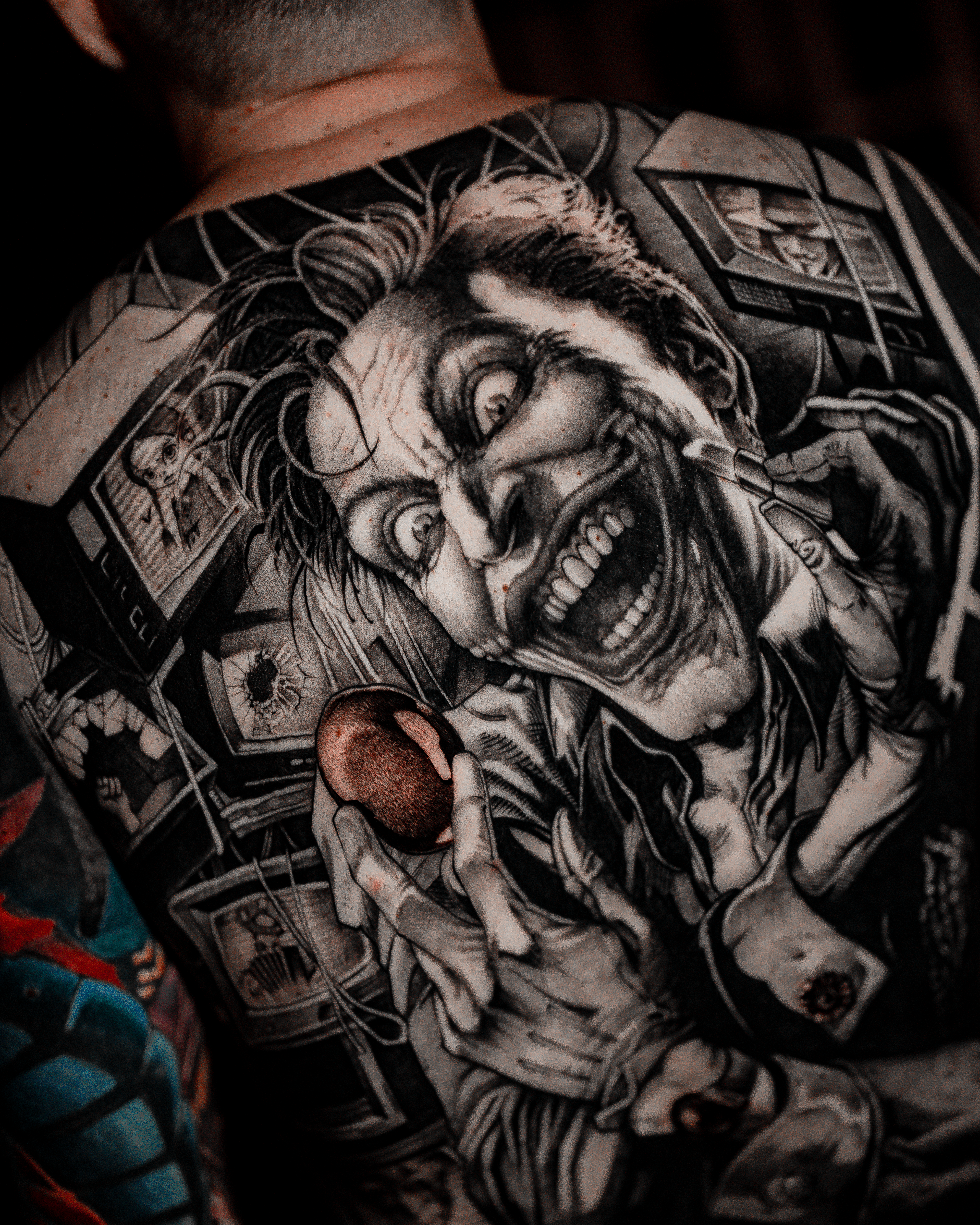 detalhes de tatuagem preta e cinza