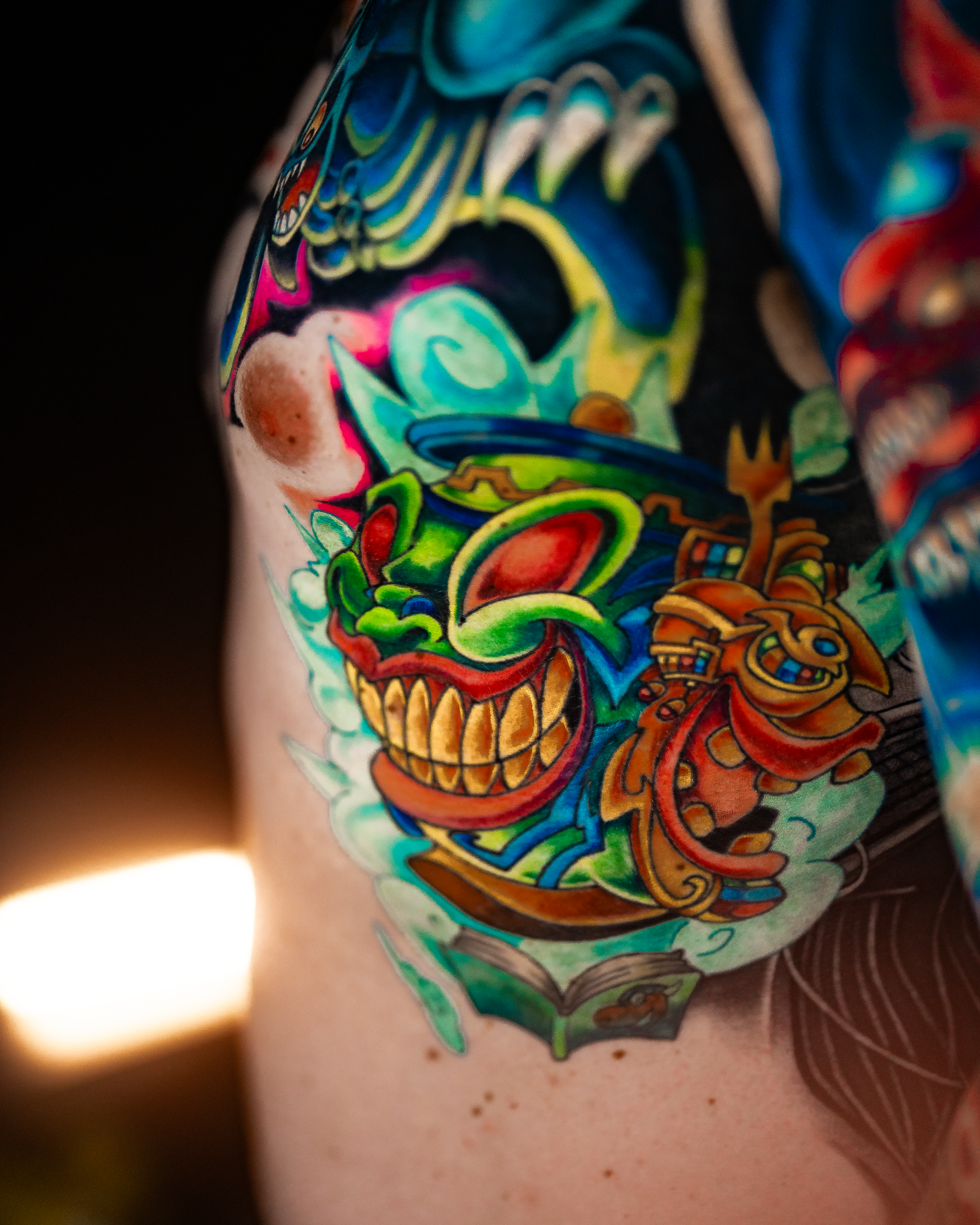 tatuagem colorida yu-gi-oh na costela