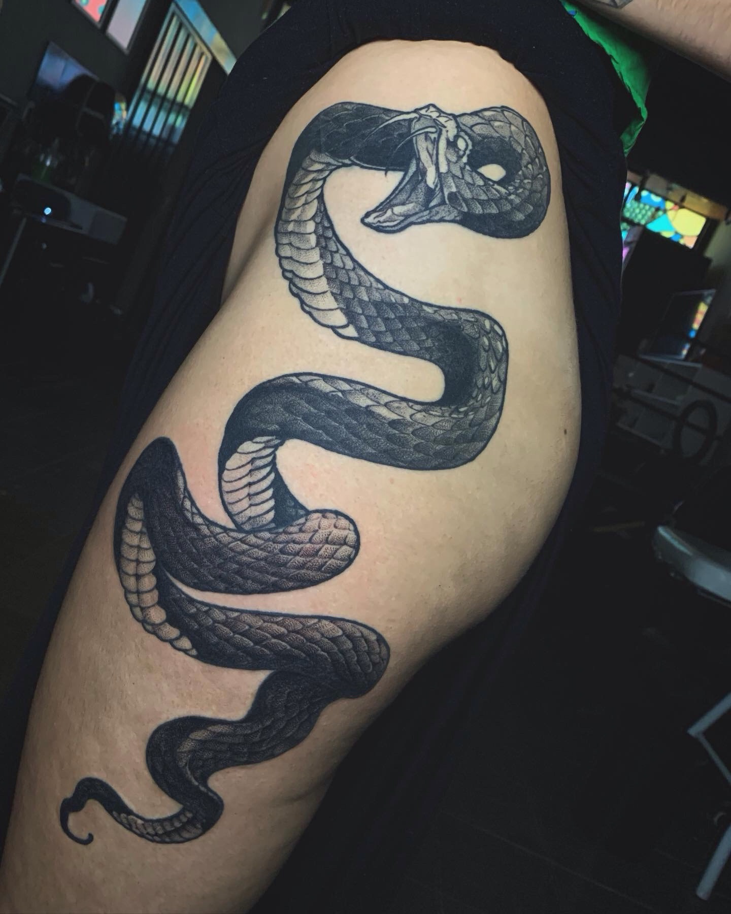 tatuagem de serpente em lateral de quadril