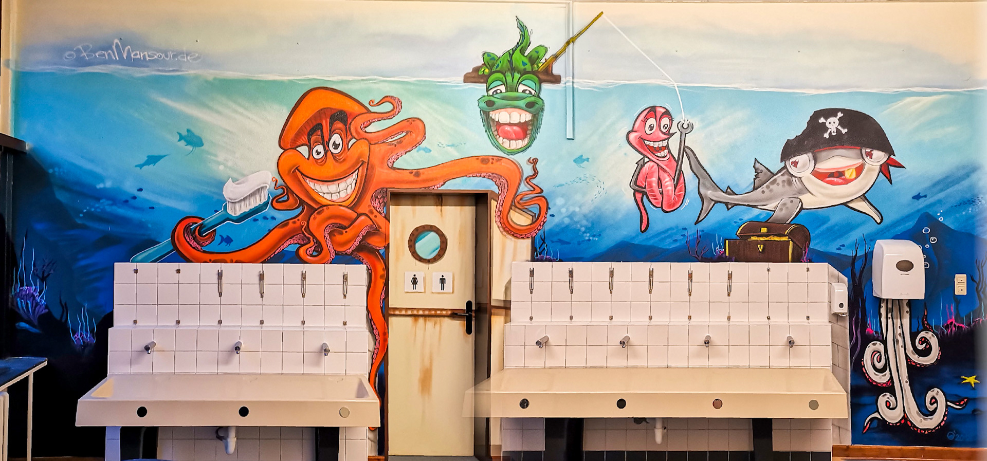 Der OctyPutz zu Gast beim Zahnputzkrokodil "Kroko" (Zahnärztlicher Dienst Spandau). Gezeichnet und mit Spraydose umgesetzt von Ben Mansour. © 2018 - 2019 Copyright, all rights reserved by owner.