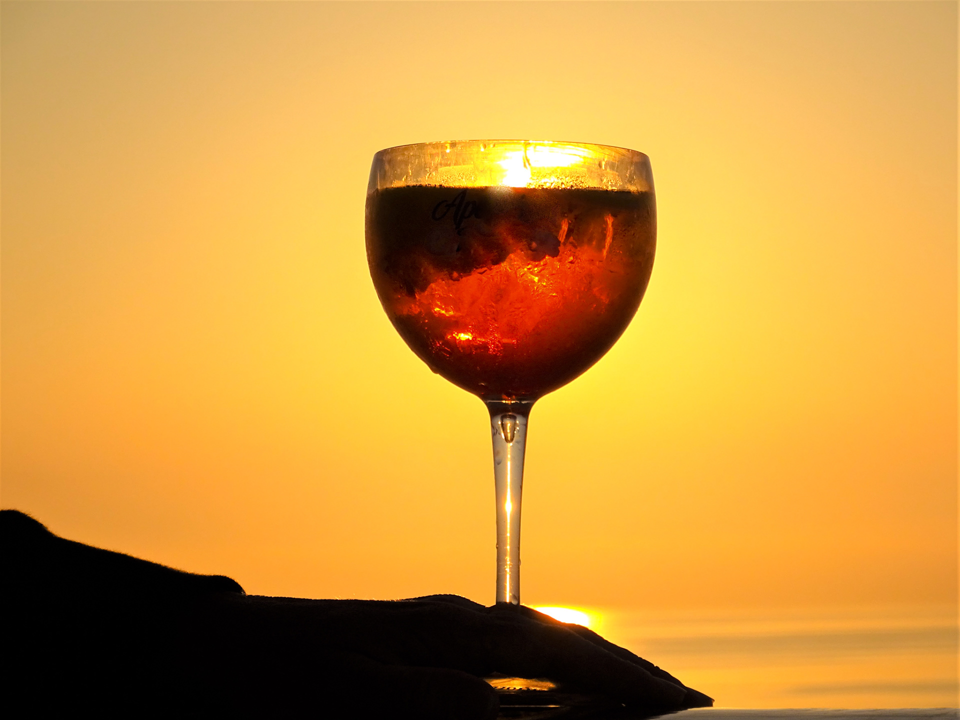 La main et le verre.