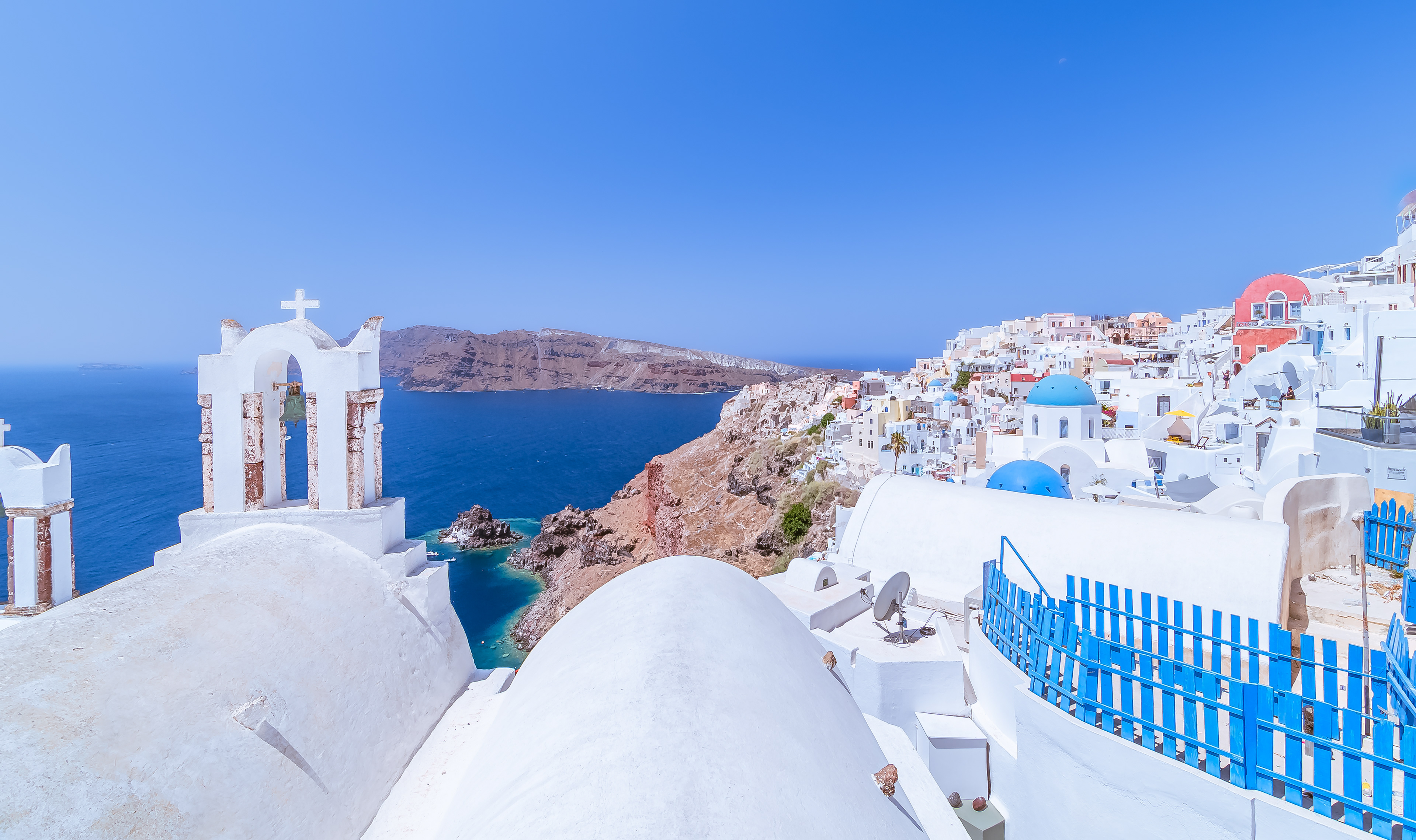 Le village blanc et la mer bleue.