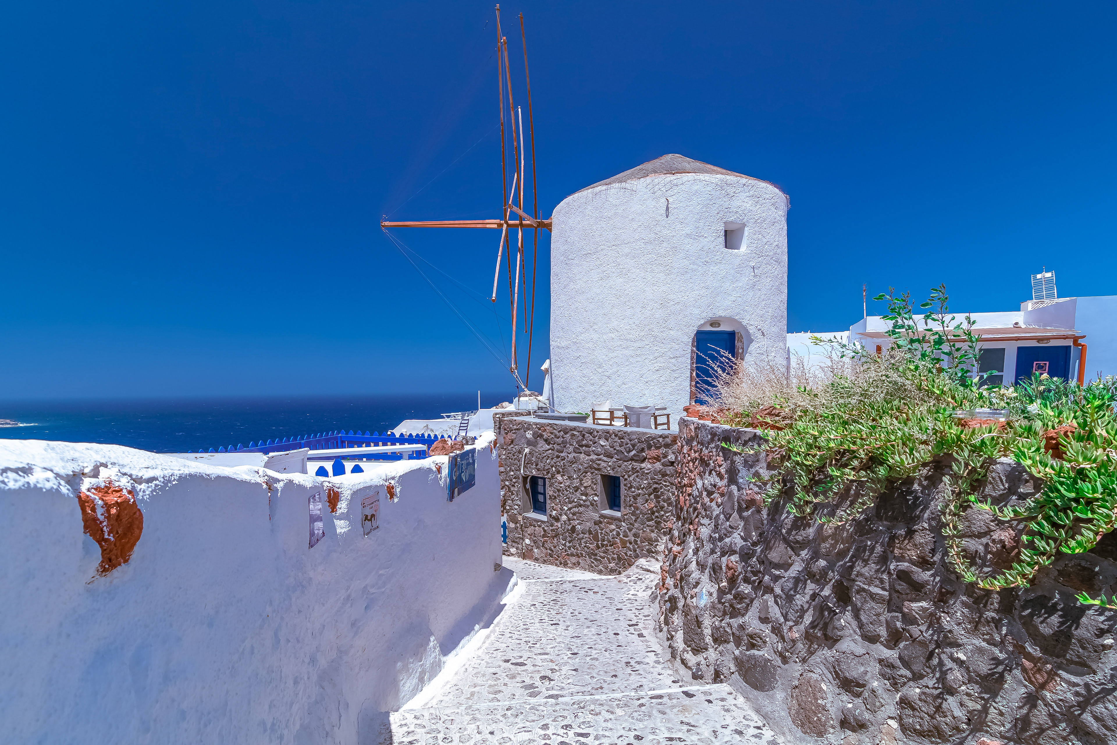 Le chemin de pierre et le moulin.