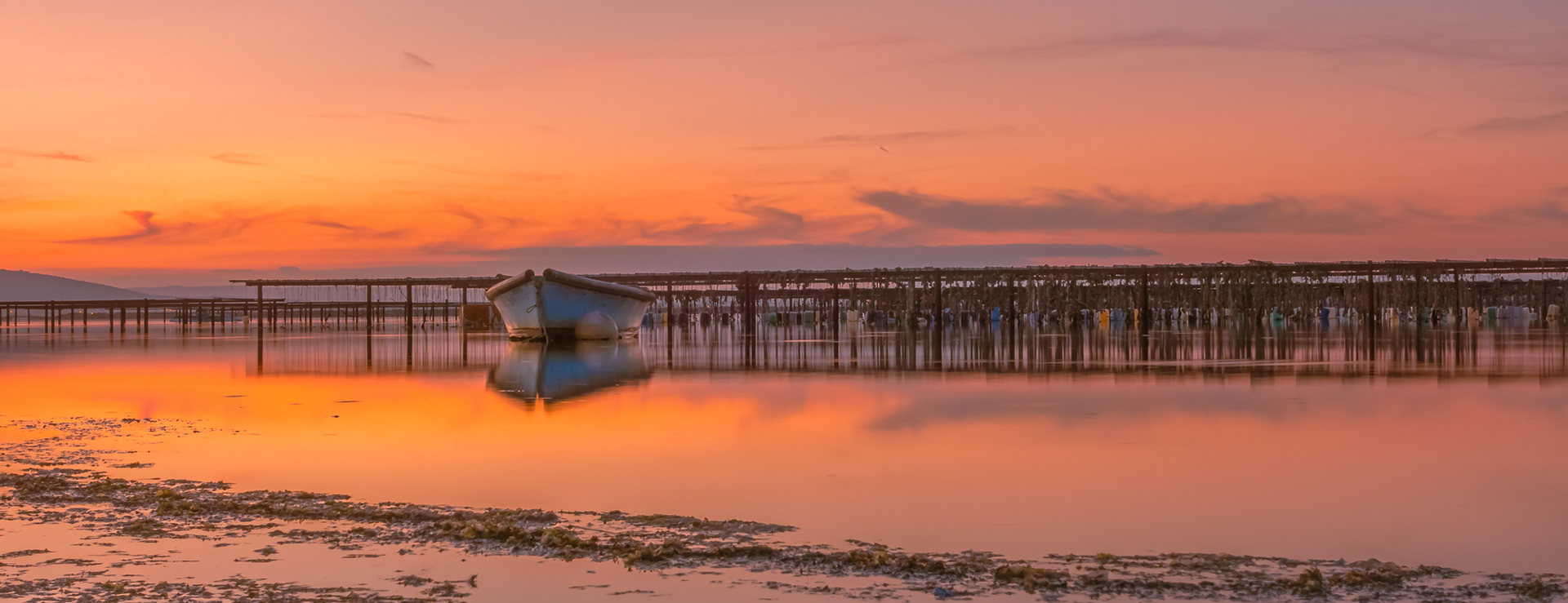 La barque et le ciel orangé.