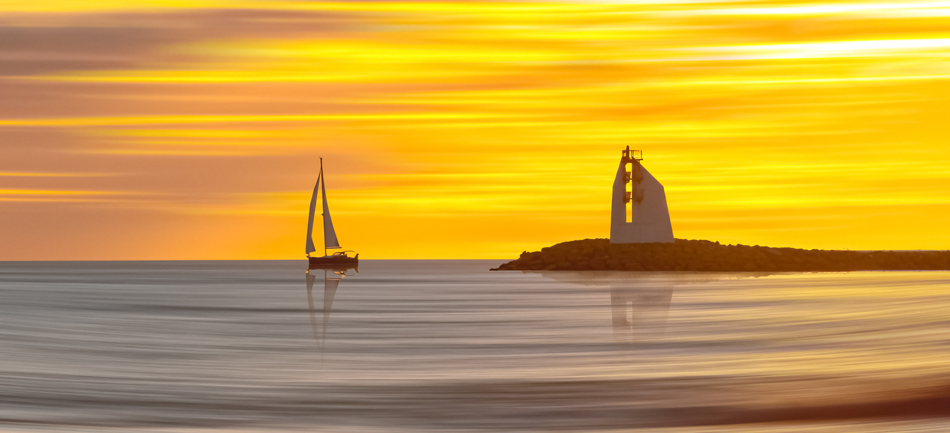 Le voilier et le phare.