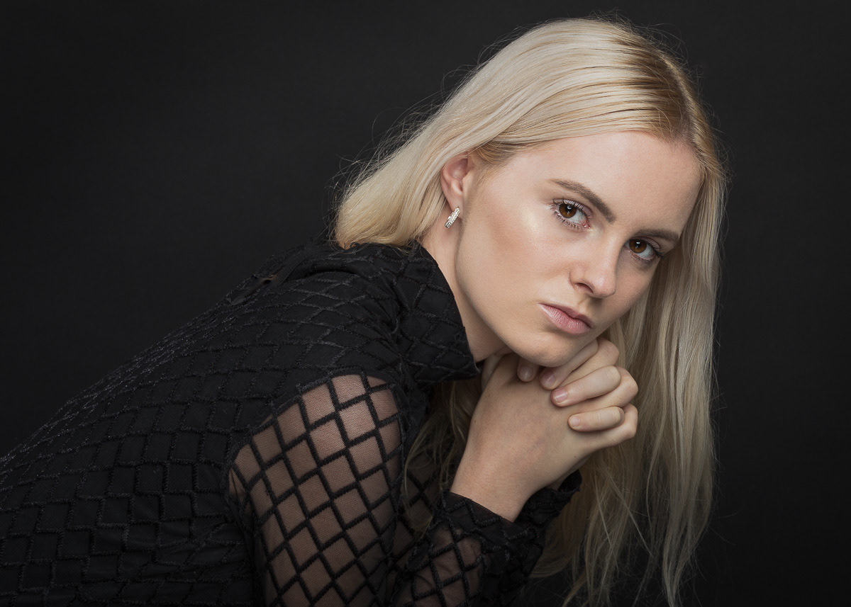 Alysha by PHOTO12 fotograaf in Vianen voor portretfotografie, productfotografie, architectuurfotografie en bedrijfsfotografie Kortendijk 12 4132 VJ Vianen