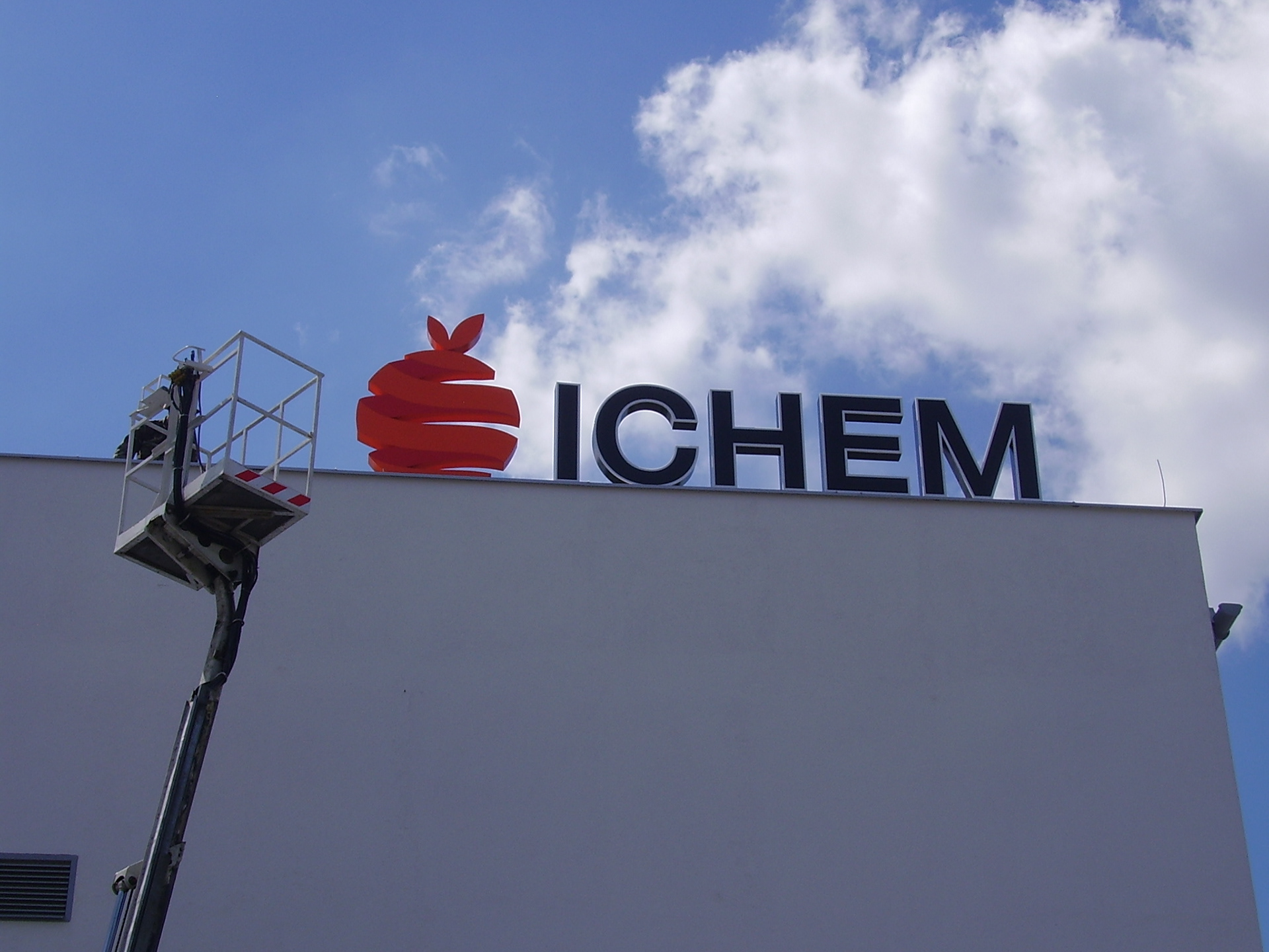 Litery i logo podświetlane - konstrukcja dachowa