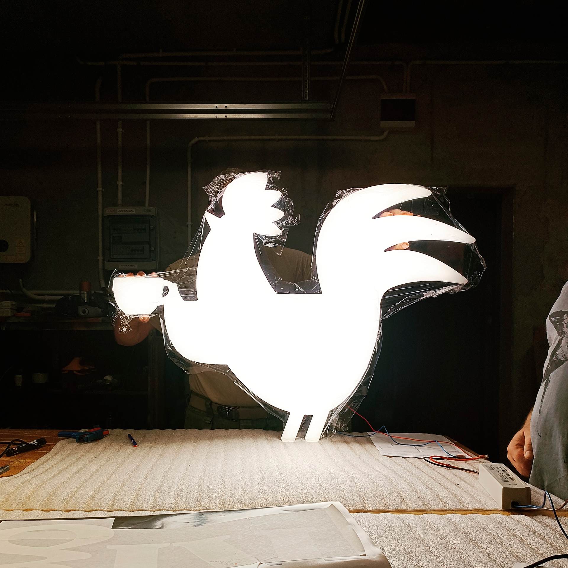 LOGO jednolicie podświetlane 100x100 cm!