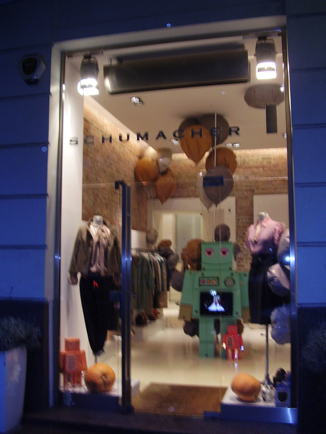 Robot - telewizor, element promocji sklepu SCHUMACHER / zdj. archiwum