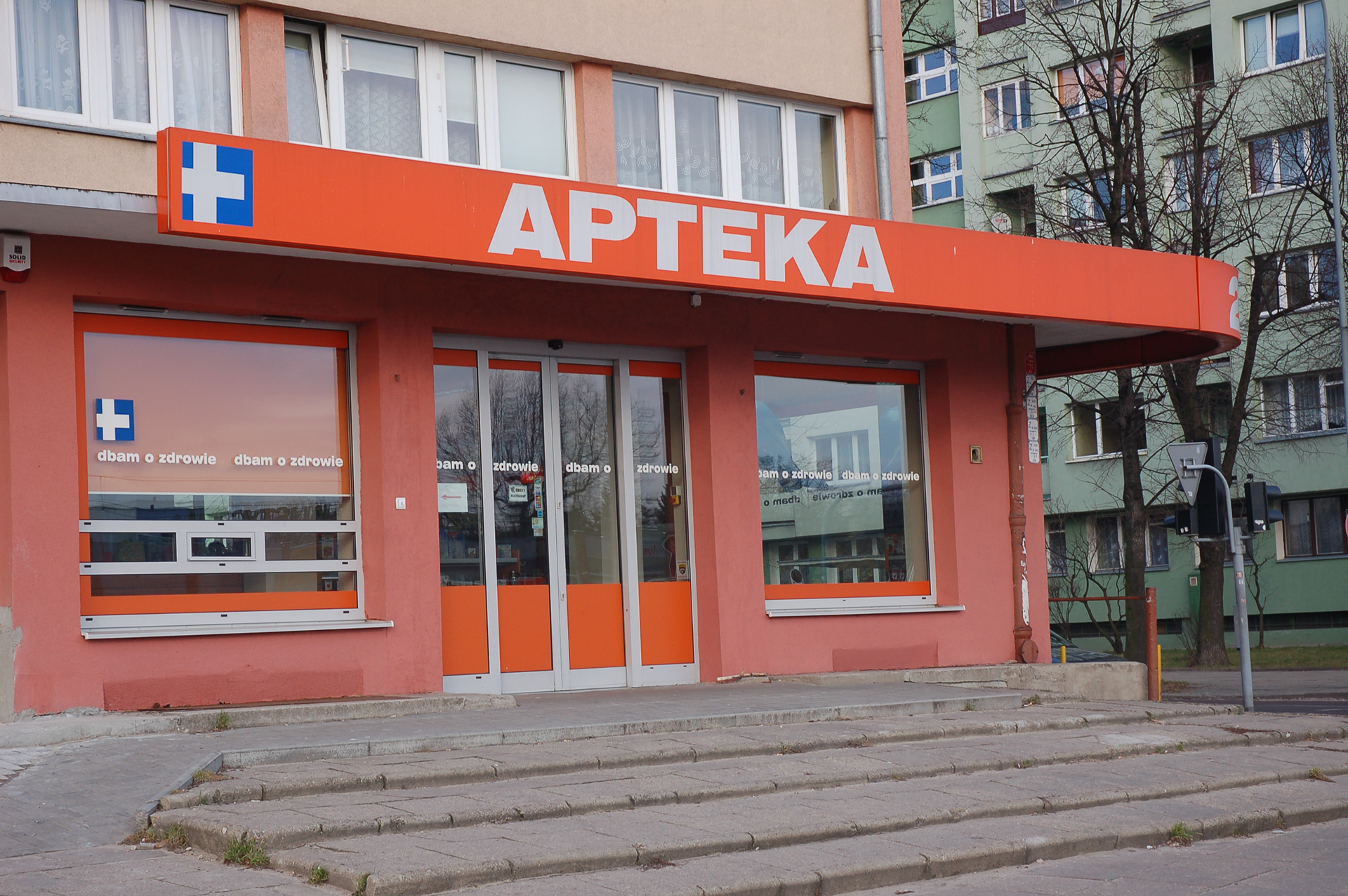 Kaseton zewnętrzny z łukiem dla apteki Dbam o Zdrowie