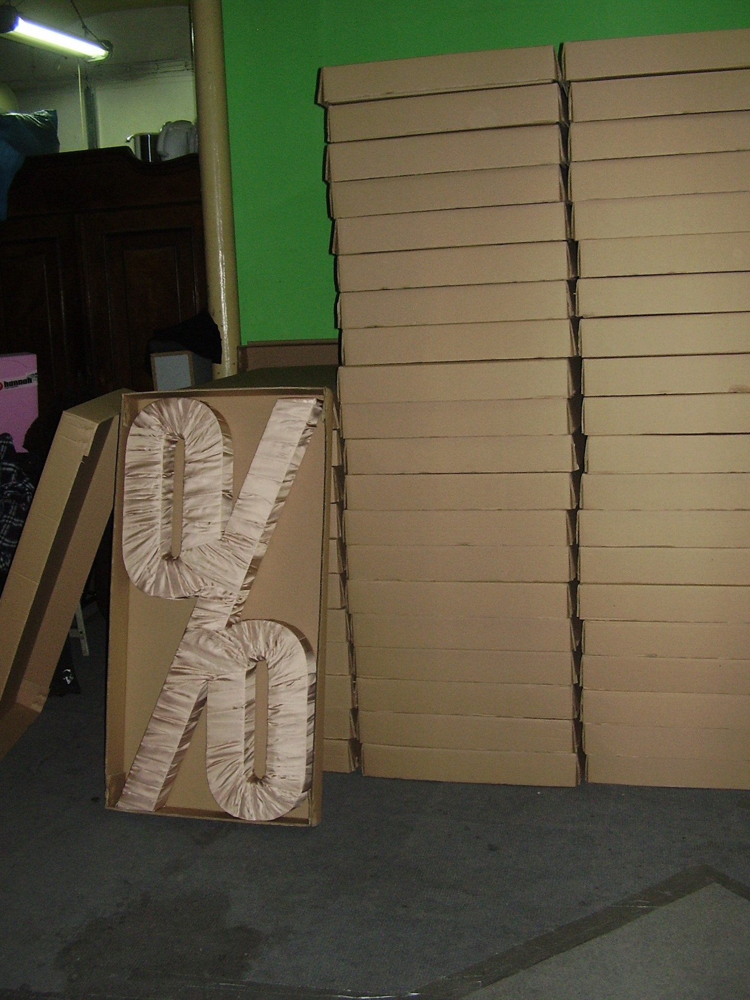 Element scenografii sklepowej (znak % owinięty tkaniną) / zdj. archiwum