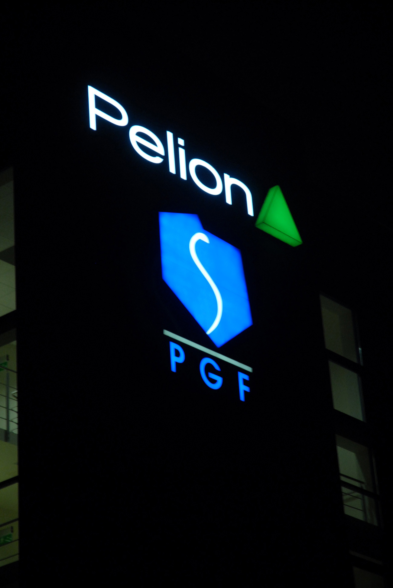 Litery i znak 3D - nocą