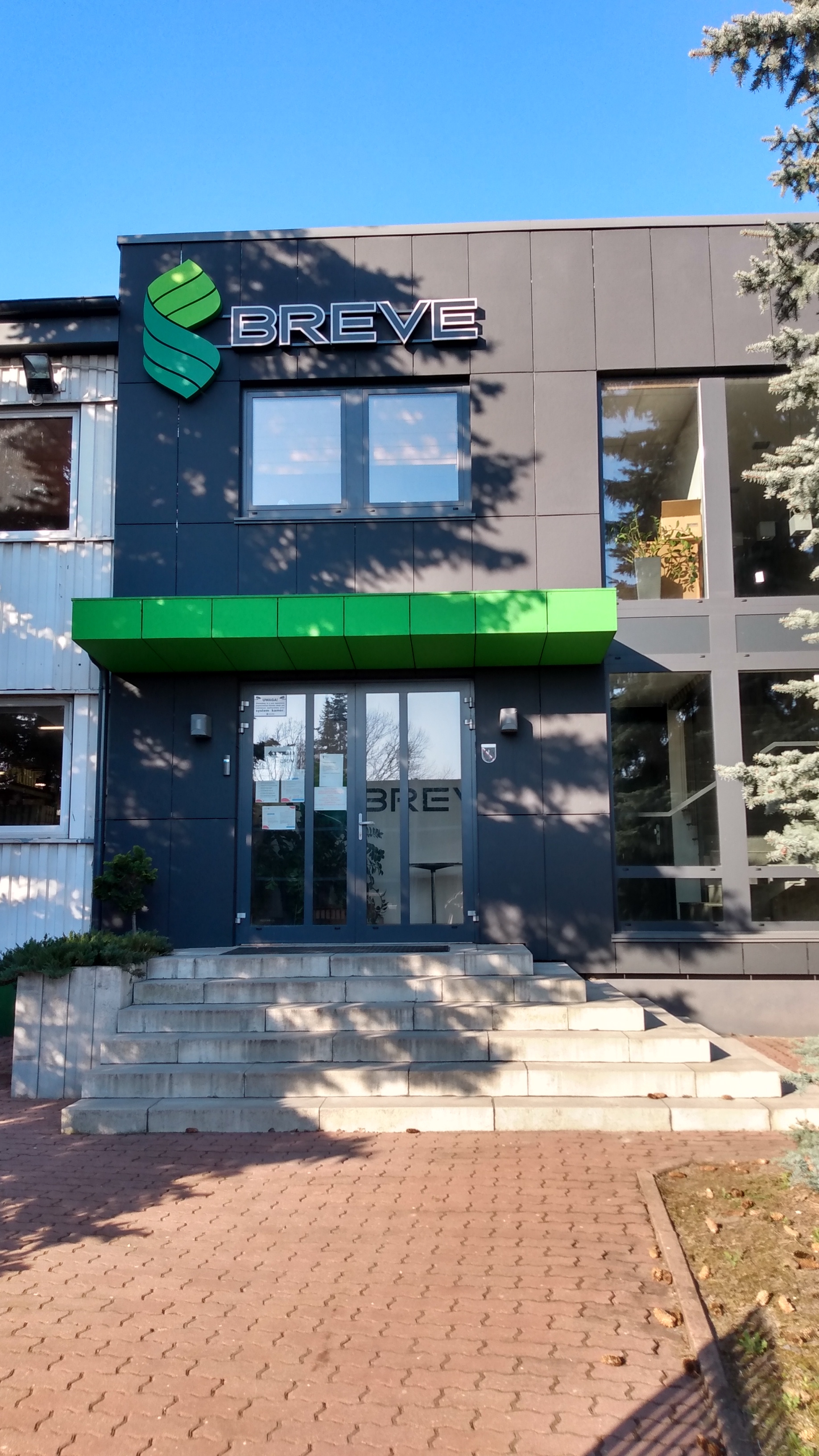 Litery przestrzenne podświetlane - elewacja budynku