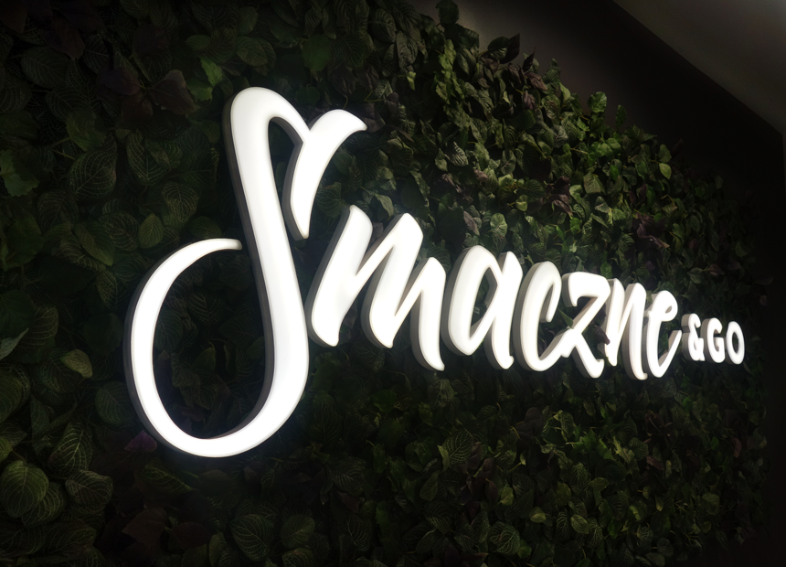 Litery 3D podświetlane umieszczone na tle ściany zieleni