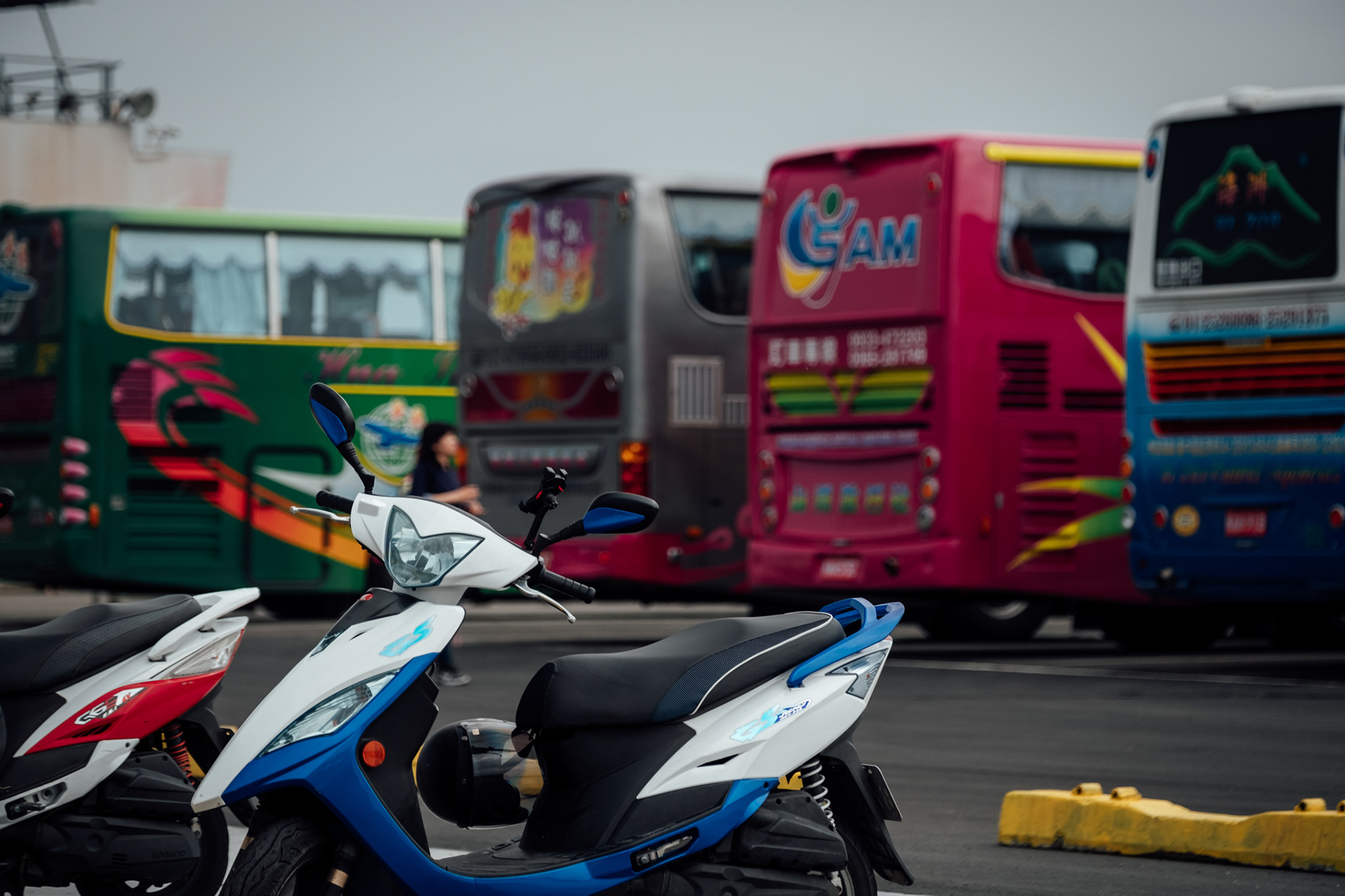 Tour buses at Qigu Salt Mountain - Fujifilm X-H1 / XF16-55mmF2.8