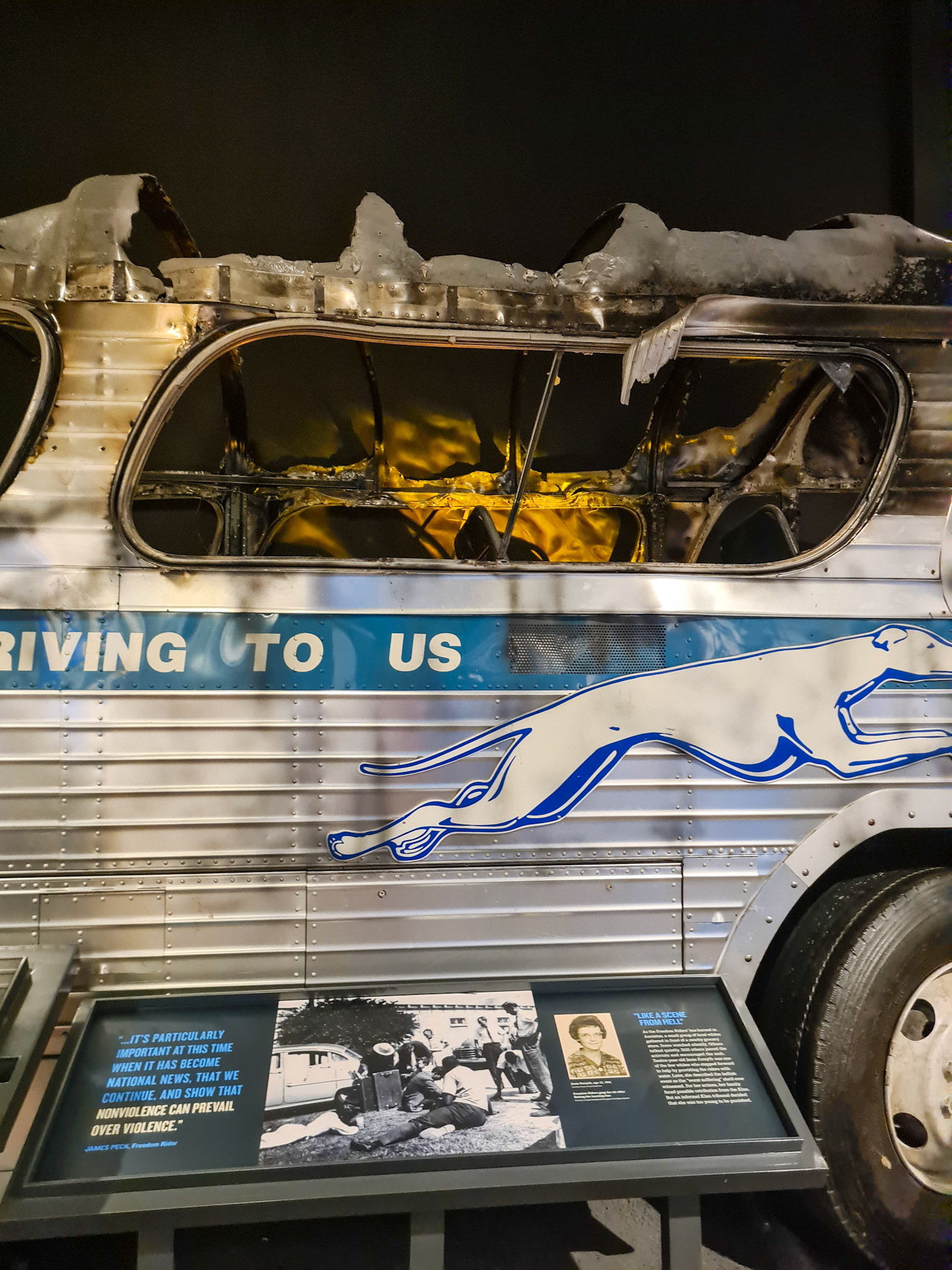 Den nedbrændte bus med freedom riders. Fangede ikke helt historien. Nogen der kender den?