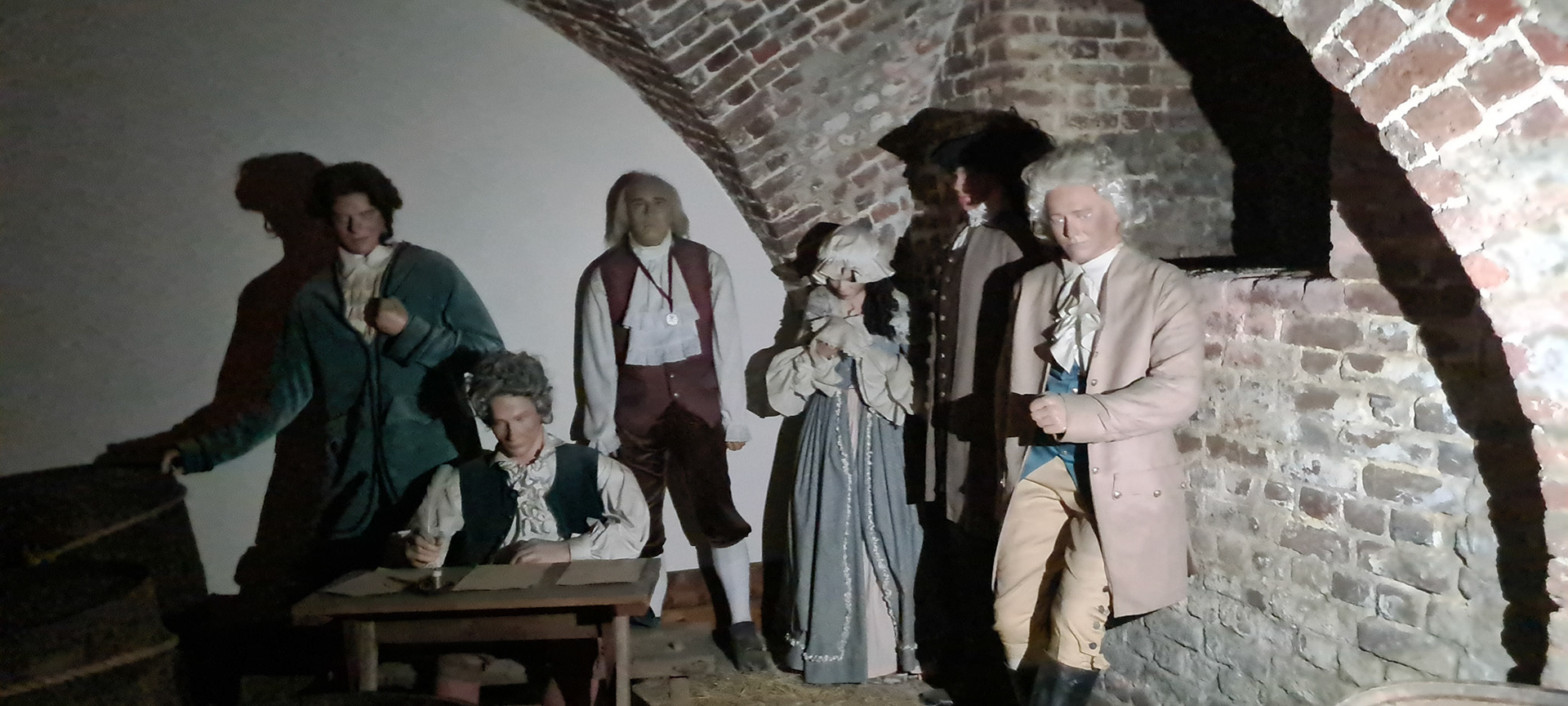 I Provost dungeon. Her sad både pirater og revolutionære. Og det spøger. Her ses nogen af de revolutionære - den ene voksfigur er kendt for at bevæge øjnene og stirre på folk...