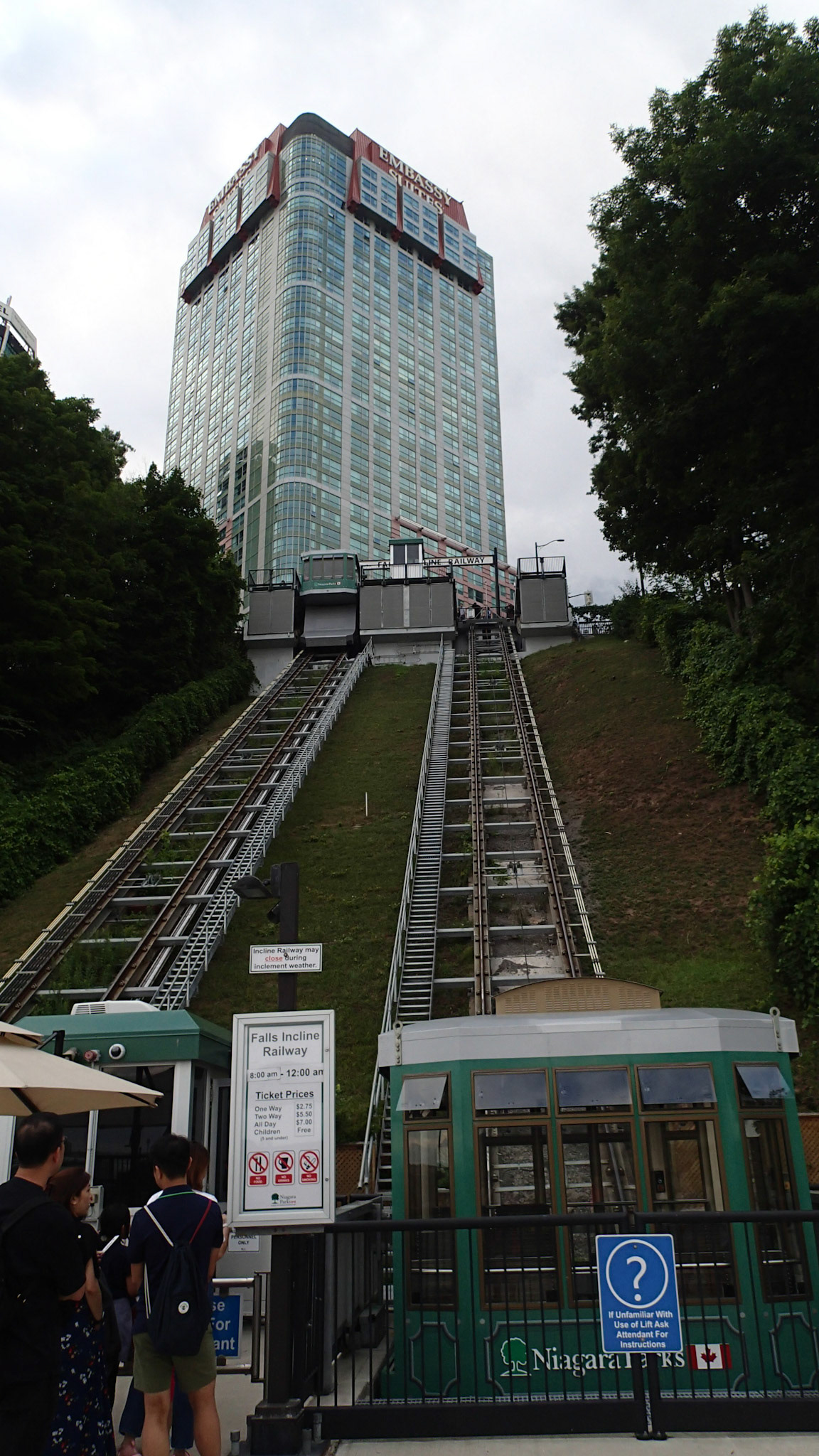 Elevatoren fra hotel til vandfaldskanten