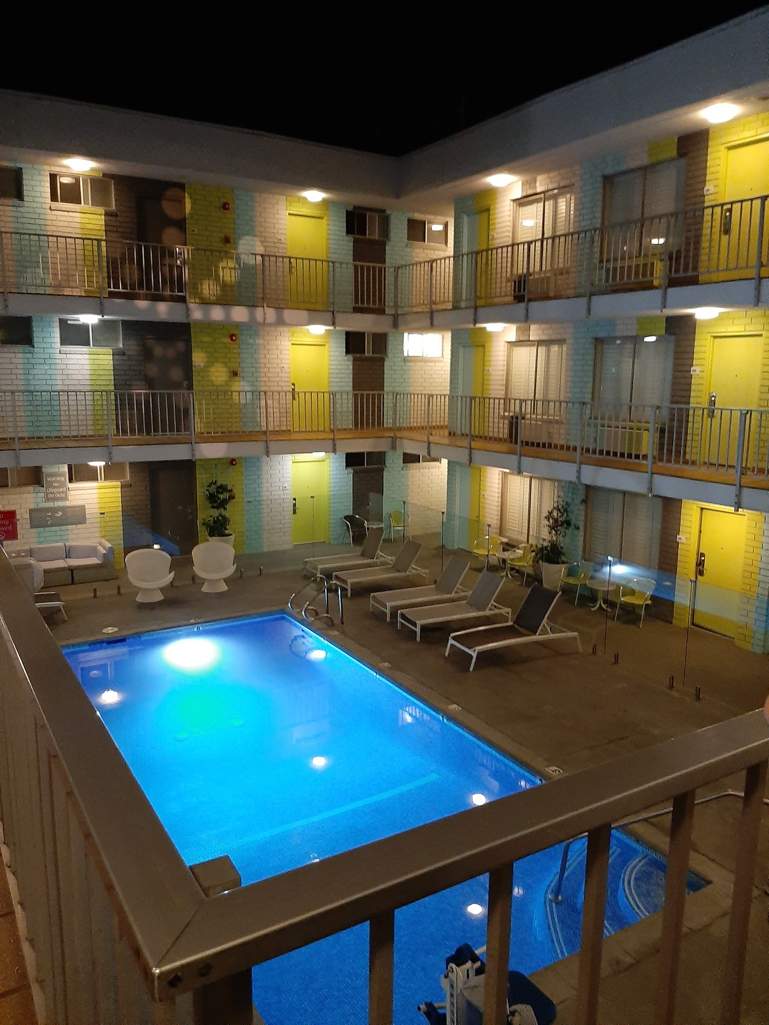 Pool inde midt i hotellet