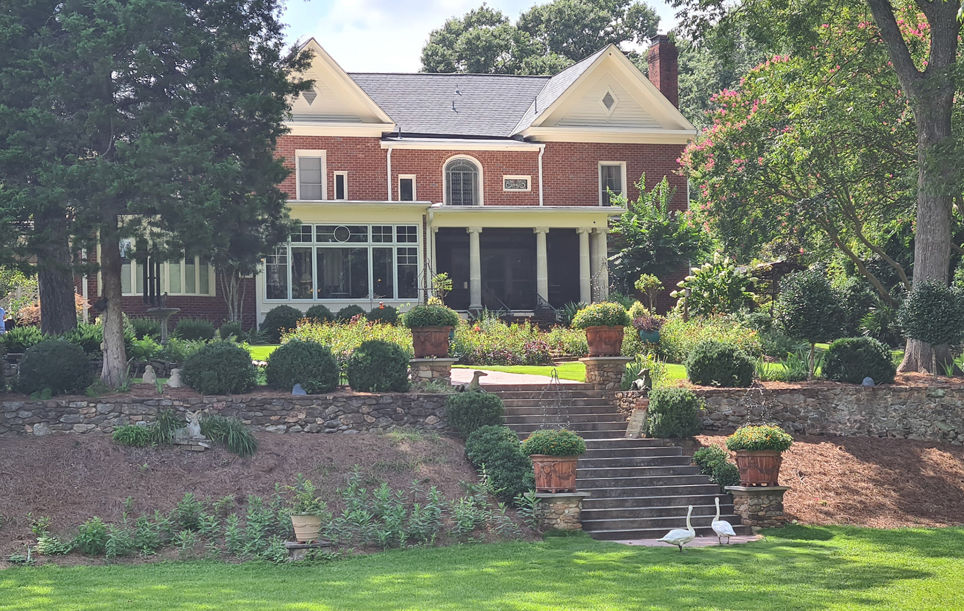 Lockwood Mansion fra haven - Trappen som bruden går ned af til sin gom (kendere ved hvem jeg taler om, men vil jo ikke spoile noget...) den er også brugt til Miss Mystic Falls.