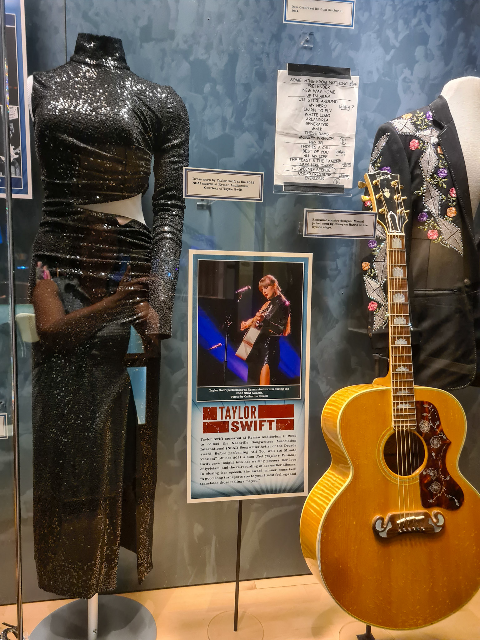 Taylor Swifts tøj og guitar er udstillet i Ryman Auditorium (samt en masse andre kunstneres tøj og instrumenter
