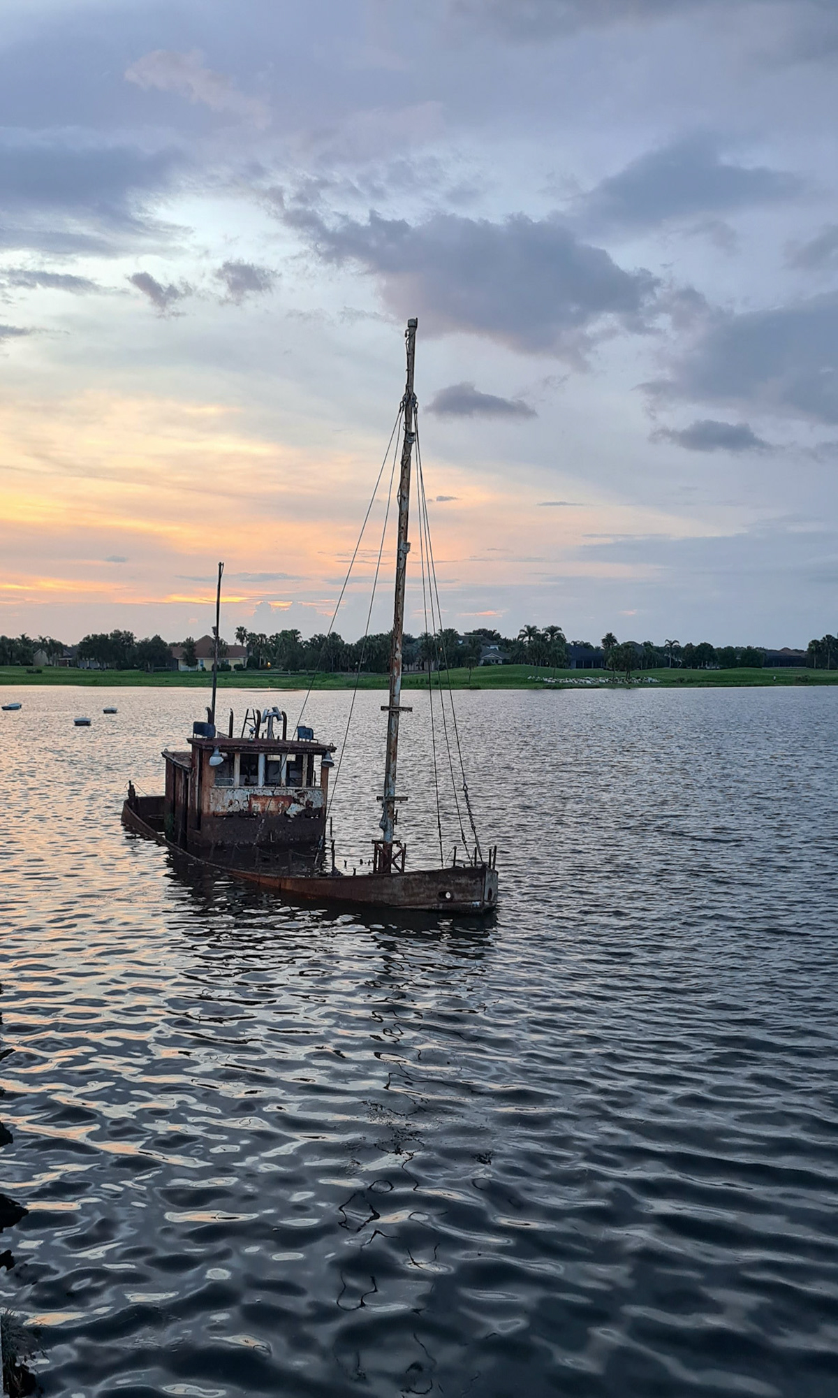 Det halvsunkne skib i solnedgangen ved Lake Sumter