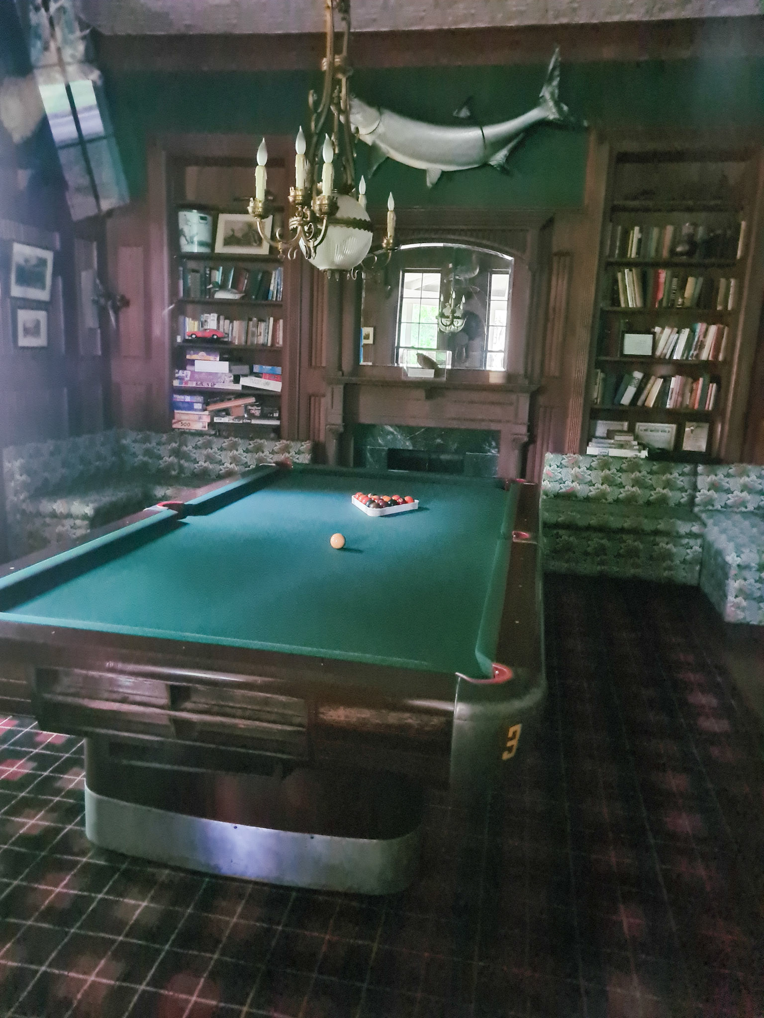 Tomb Vampire house - poolbordet de spiller ved, da Damon og Rick kommer for at befri Stefan