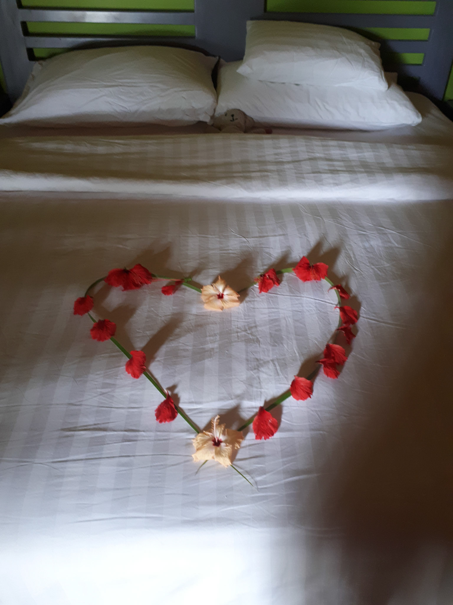 Valentinespynt på sengen
