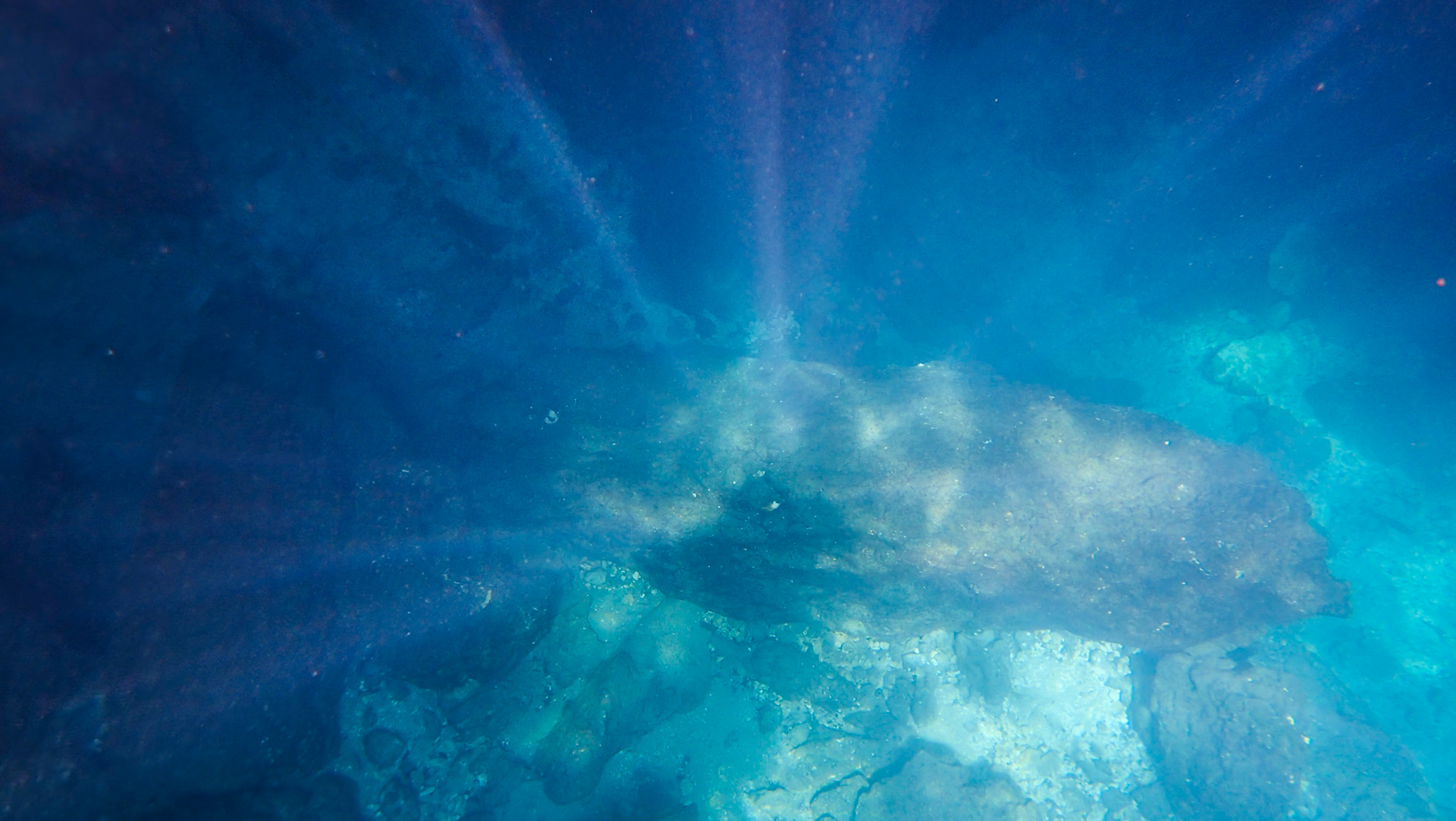 Snorkling i grotten med sol på