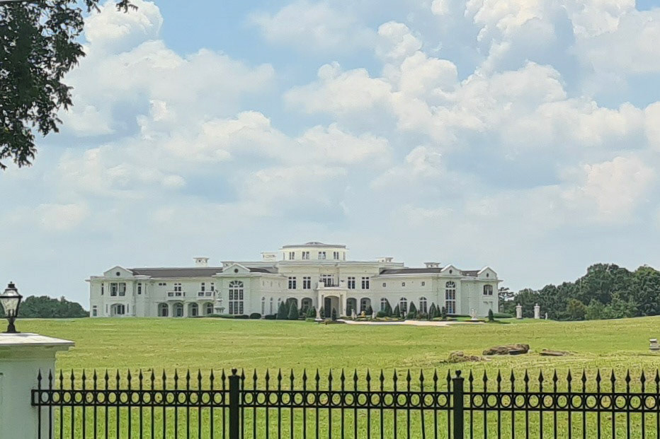 Mikaelson family mansion - det var her Esther Mikselson holdt familly reunion fest, hvor hun ville linke alle sine børn med hjælp fra Elenas blod.