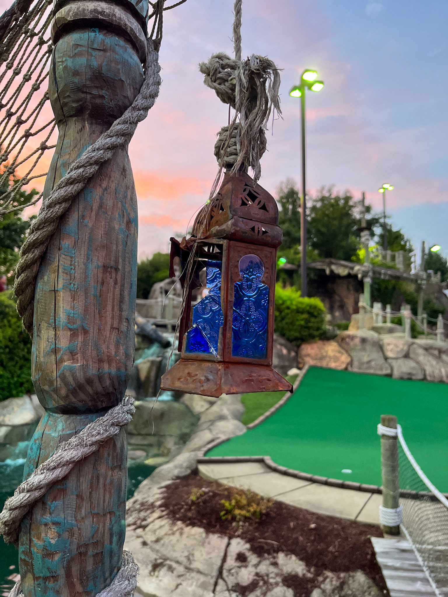 Flot udsmykning på minigolfbanen
