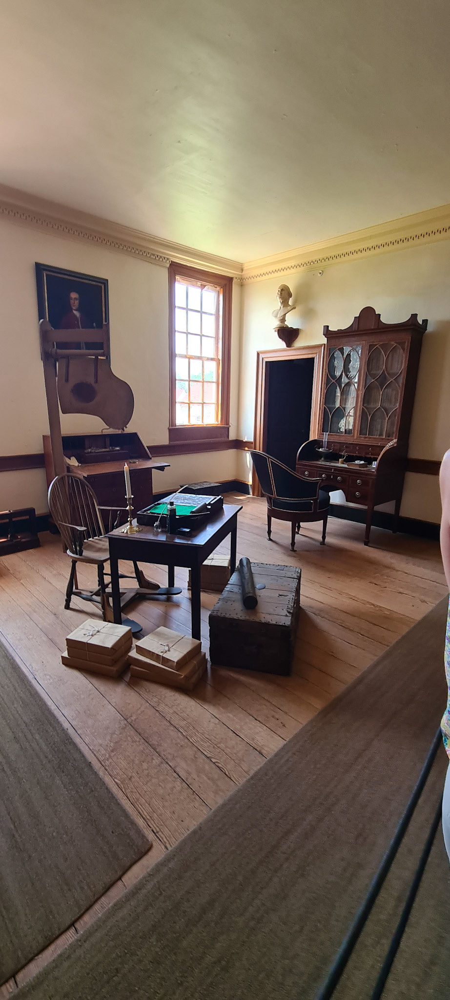 Washingtons mest private rum - hans arbejdsværelse/bibliotek. Her ses en af hans gadgets - stolen med fodpadaler som sætter viften over hovedet i gang.
