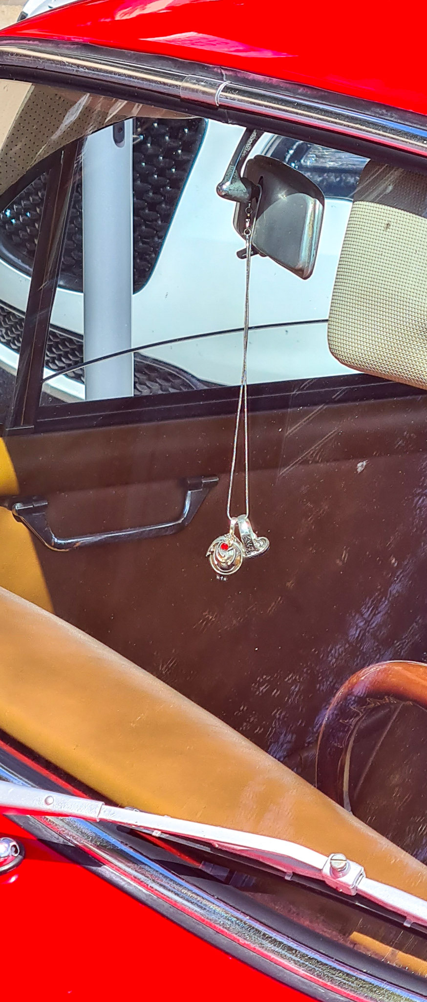 Elenas halskæde og Stefans daylight ring (den som gør at vampyrer kan færdes i dagslys). Vi er nogen, som har købt kopier af halskæden..