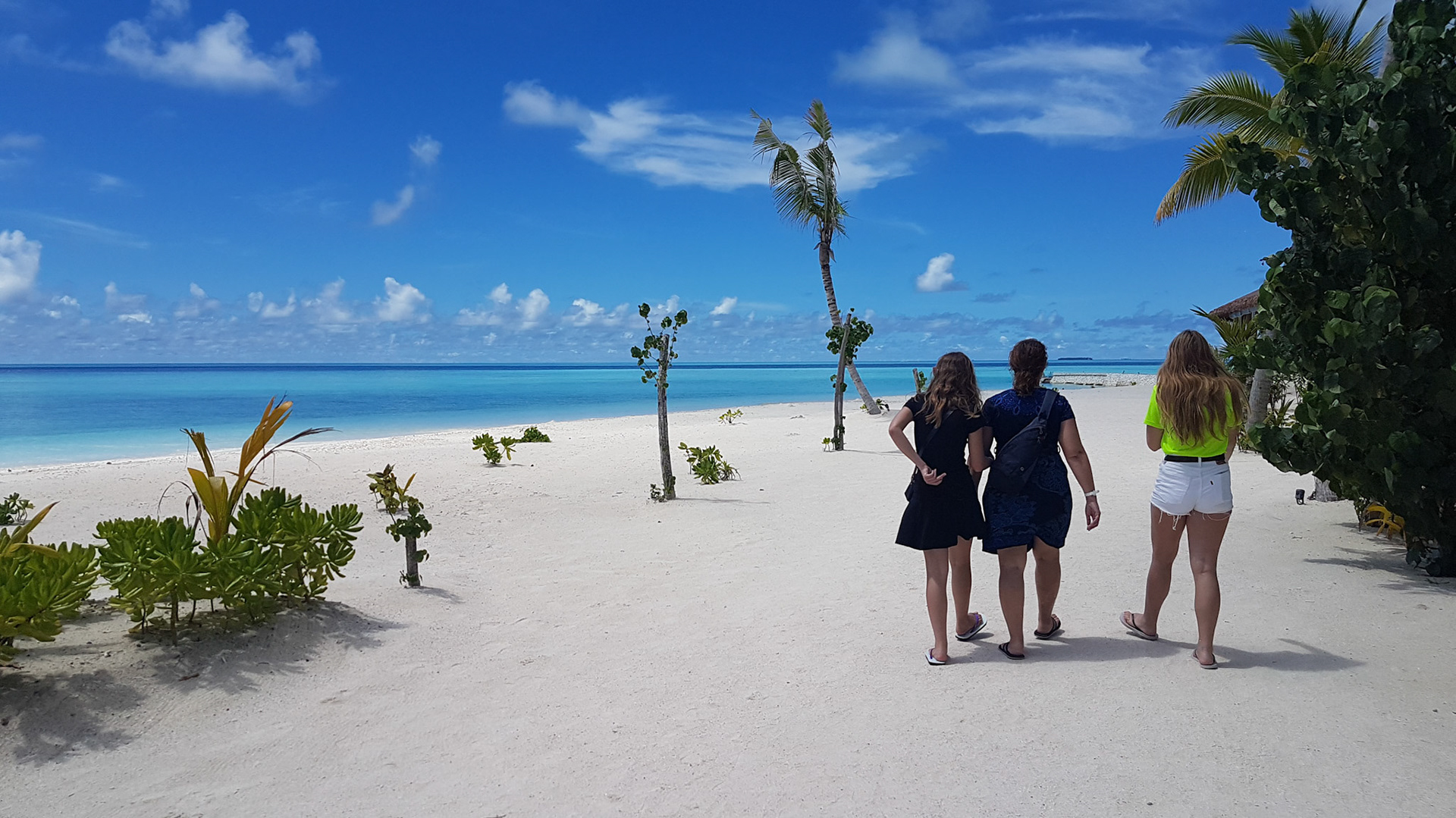 Langs stranden til restauranten