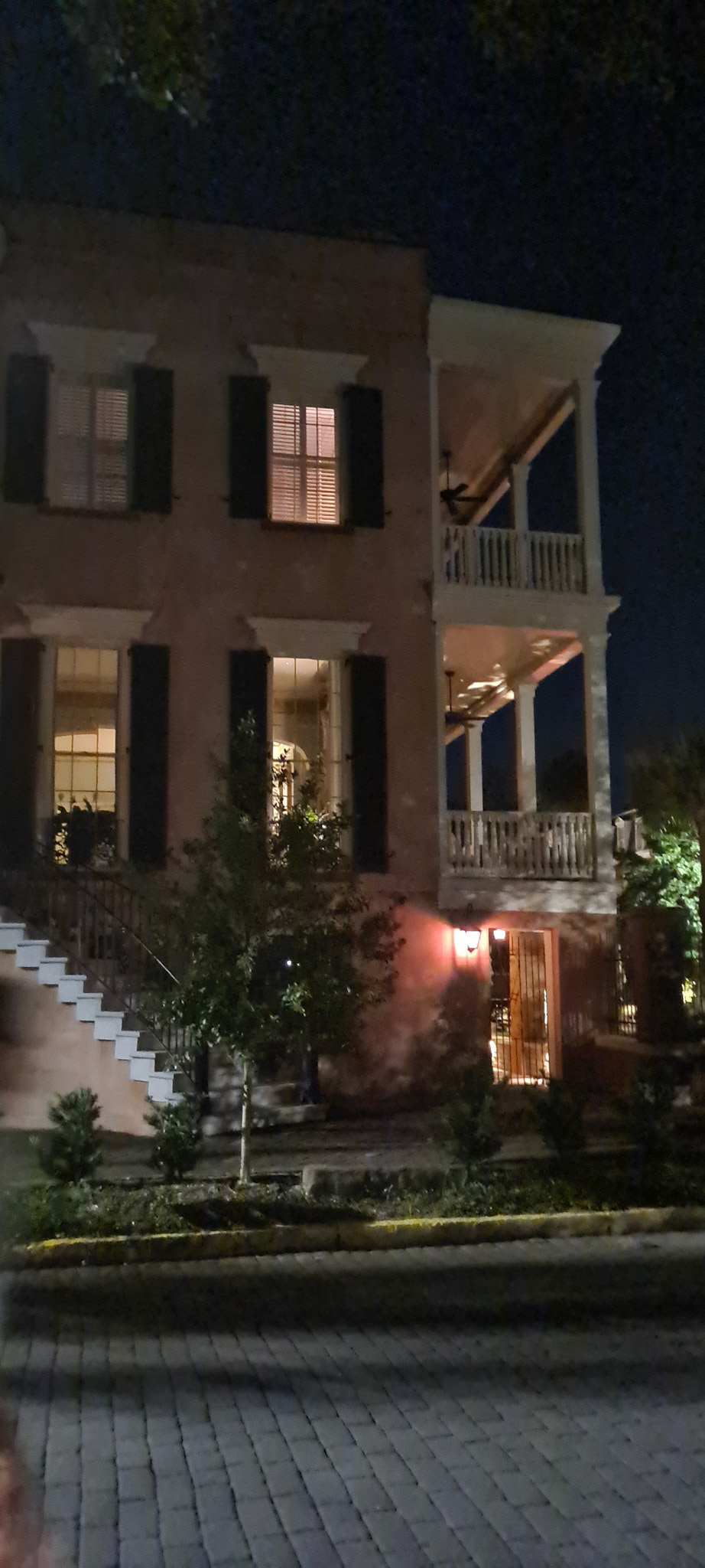 På øverste balkon blev en 14-årig pige bundet til en gyngestol af sin racistiske far, fordi hun havde leget med de sorte børn nedenfor huset. Efter 3 dage døde hun mens de sorte børn kunne se på. Det var farens straf til både hende og de andre børn.