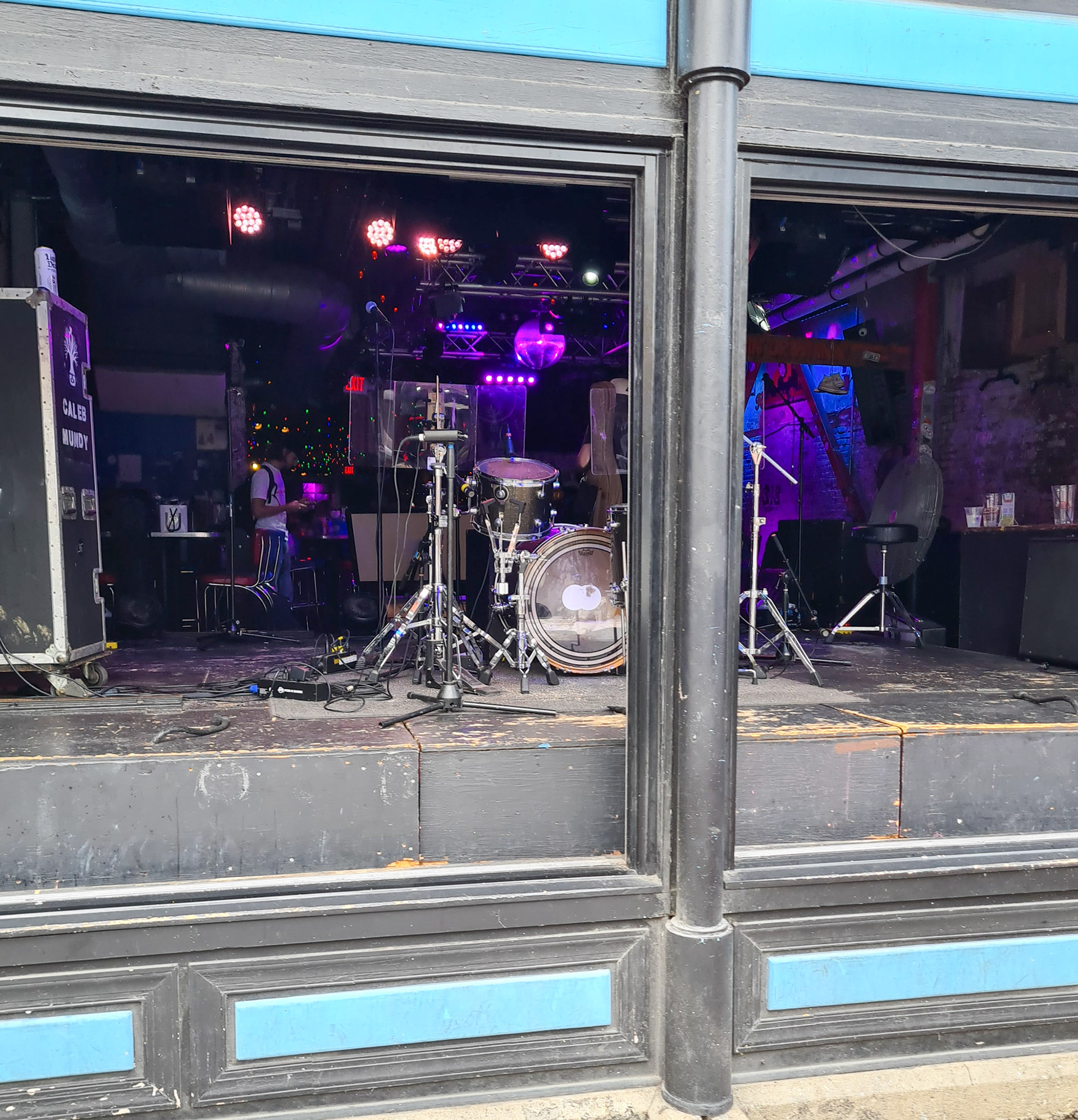 Bar med band som man også får glade af ude på gaden
