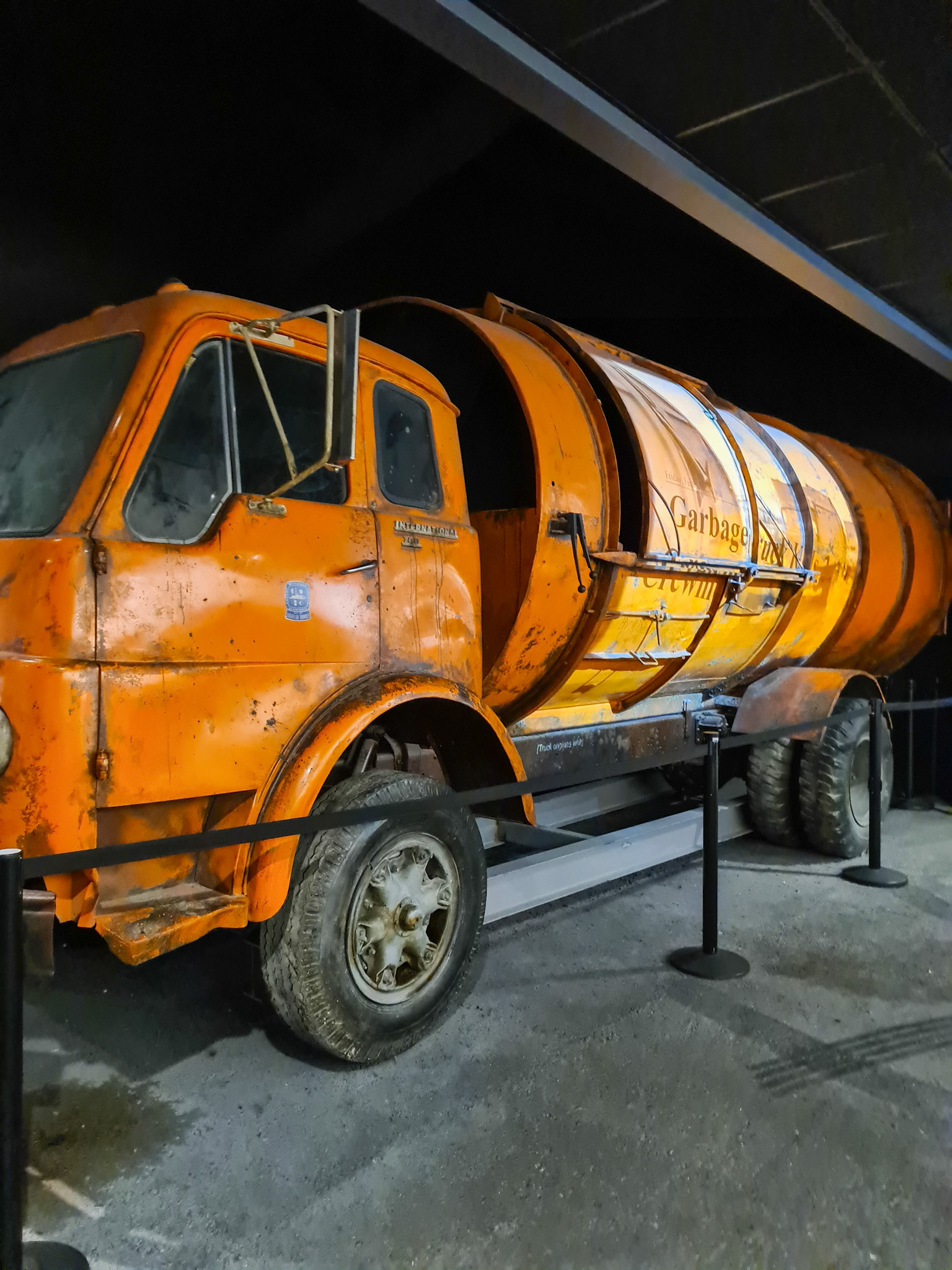 Skraldebilen hvor 2 sorte renovationsmedarbejdere blev kvast, fordi de ikke måtte sidde inde i kabinen.