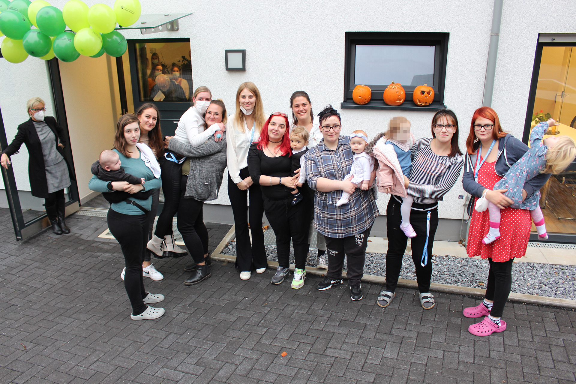 Mitarbeiterinnen und Bewohnerinnen mit ihren Kindern