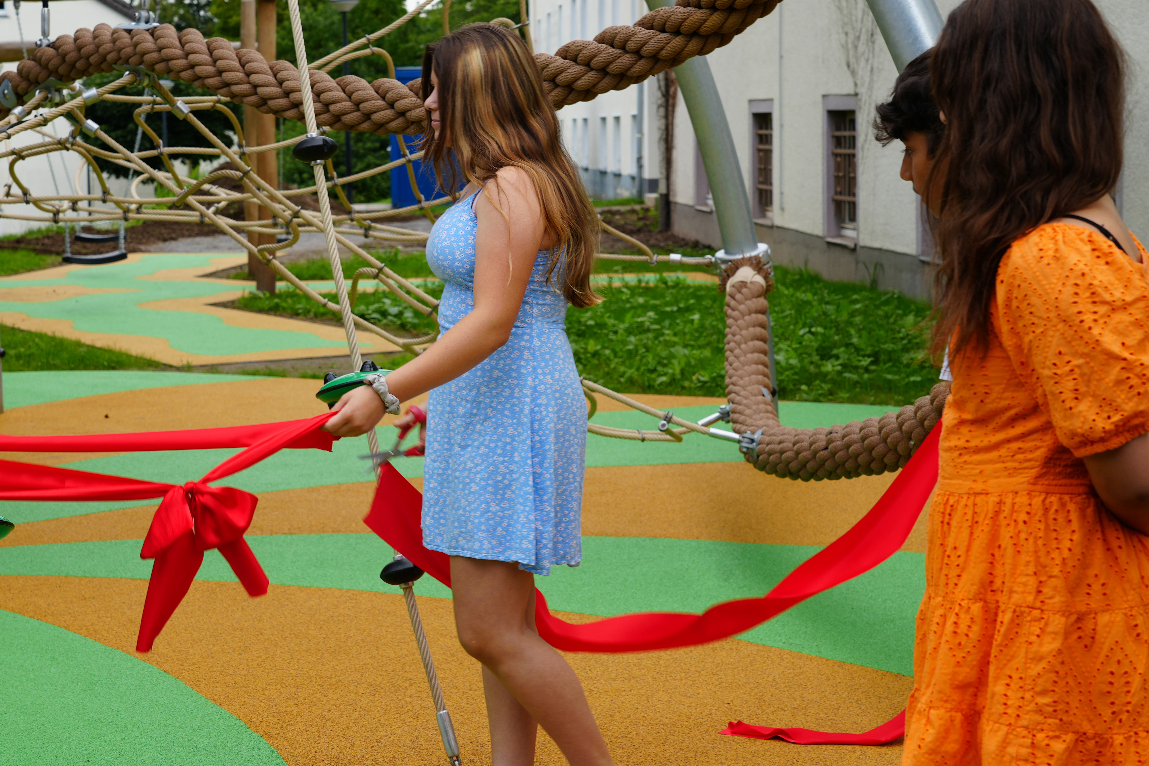 Feierliche Freigabe durch Mitglieder des Kinderparlaments.