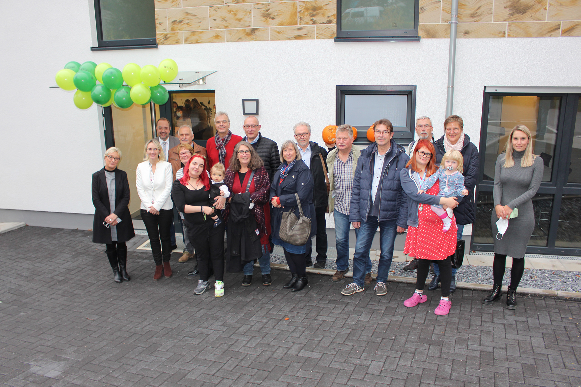 Gruppenbild vor dem Doris-Gringel-Haus