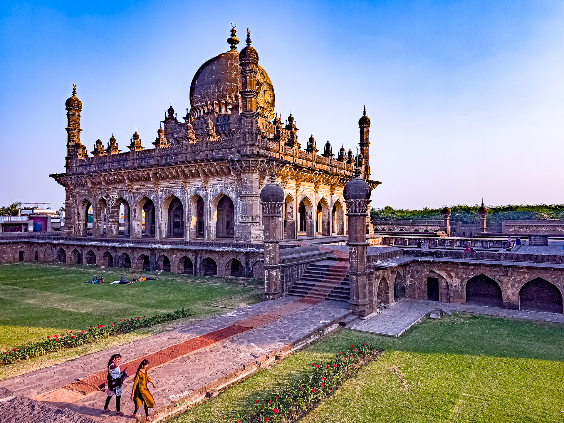 Ibrahim Adil Shah II - Mausoleum and Mosque