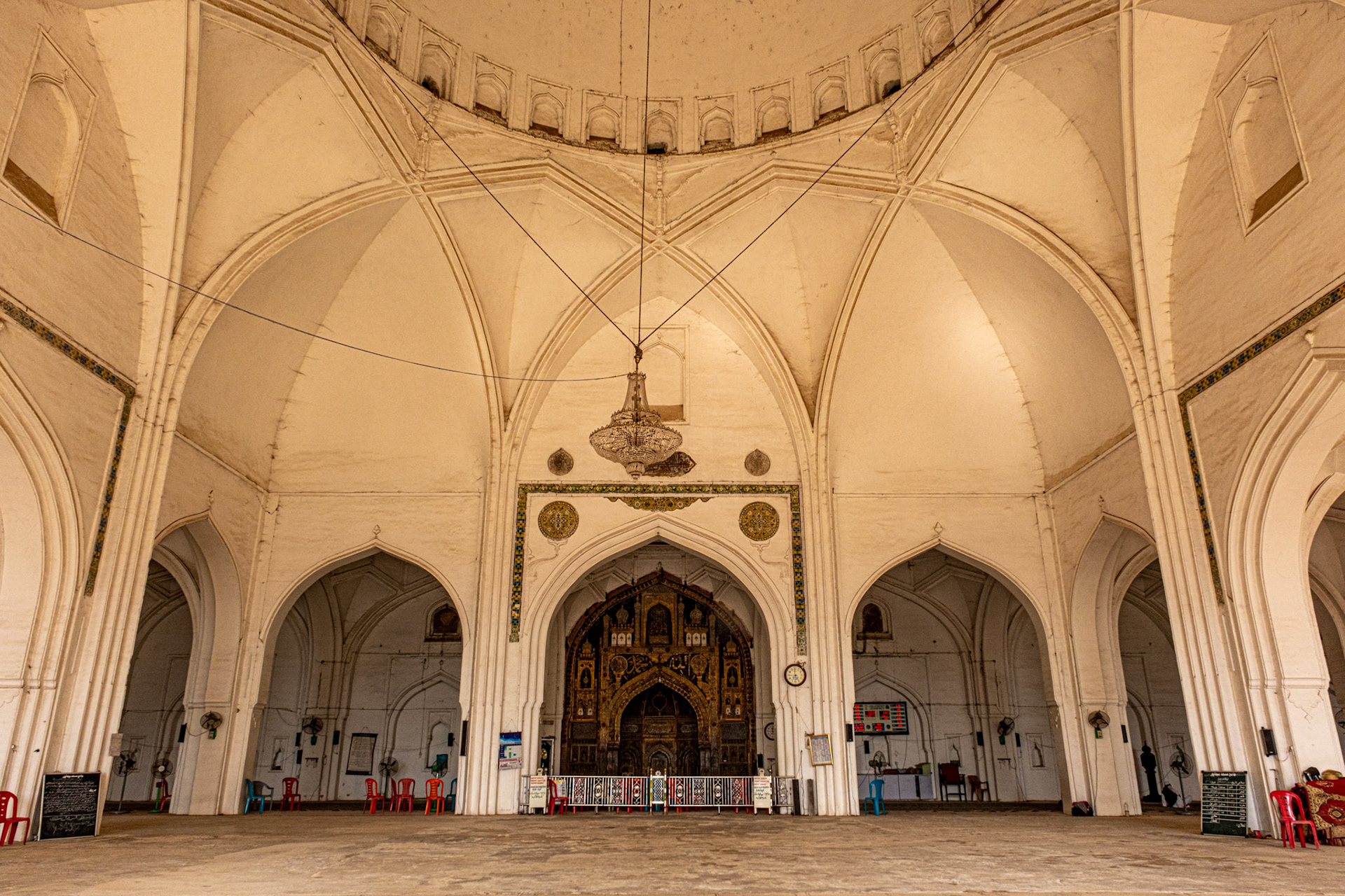 Gol Gumbaz interior from inside the dome