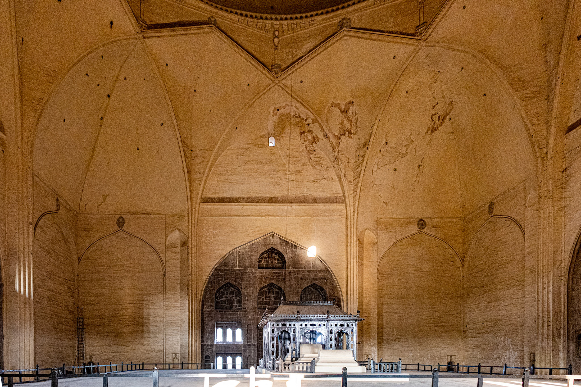Gol Gumbaz interior from inside the dome