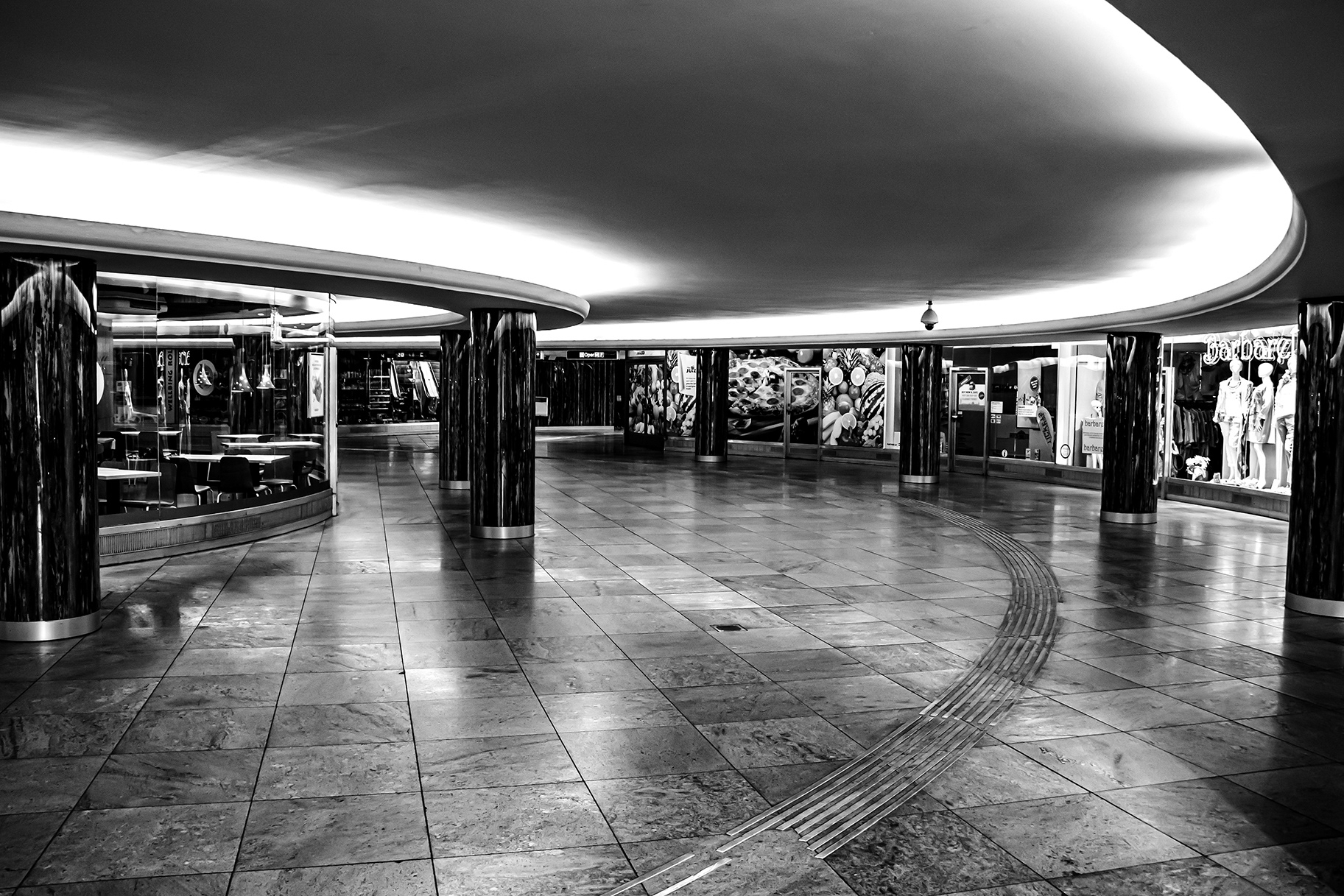 Empty underground passage at Karlsplatz in Vienna during the 2020 COVID-19 lockdown – curved interior space with columns and no people