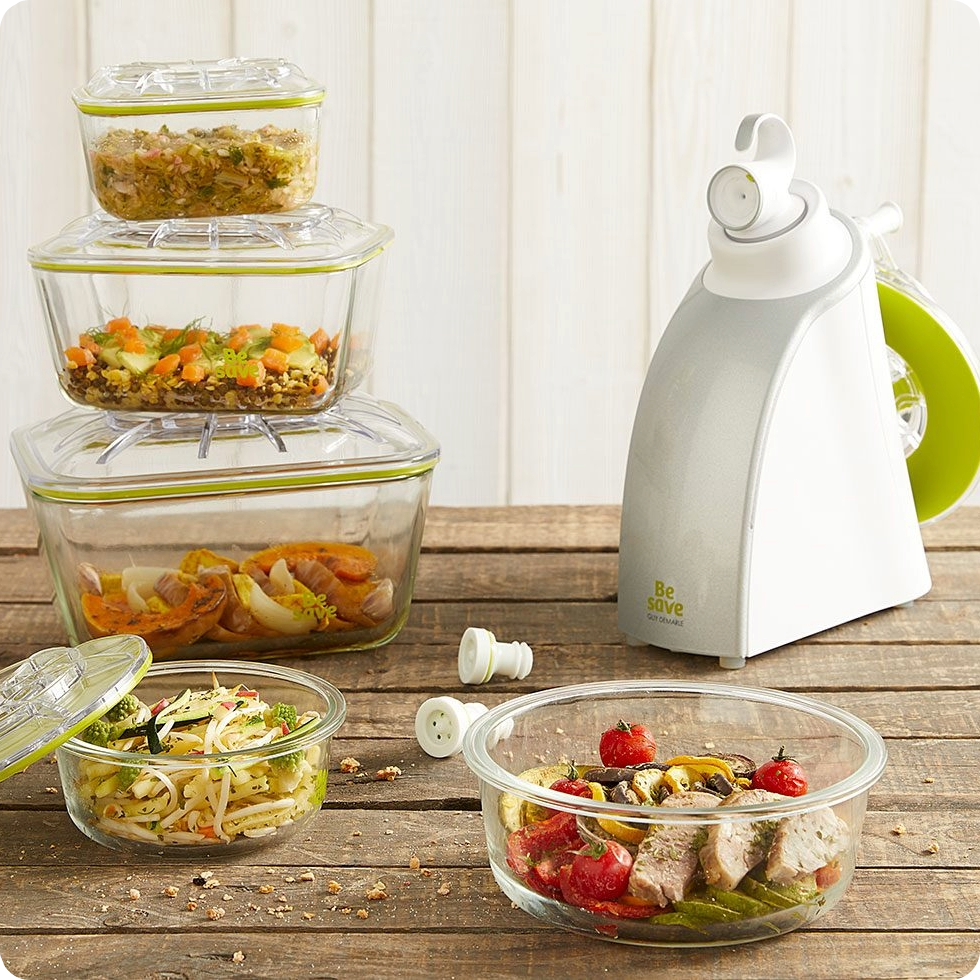 Le Be Save de Guy Demarle est un système innovant de mise sous vide qui permet de conserver les aliments jusqu’à 5 fois plus longtemps. Ces différents pots en verre sont d'une praticité incomparable.