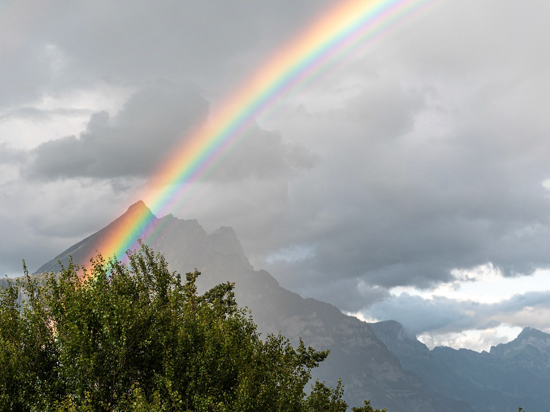 REGENBOGEN MIT INTERFERENZBOGEN