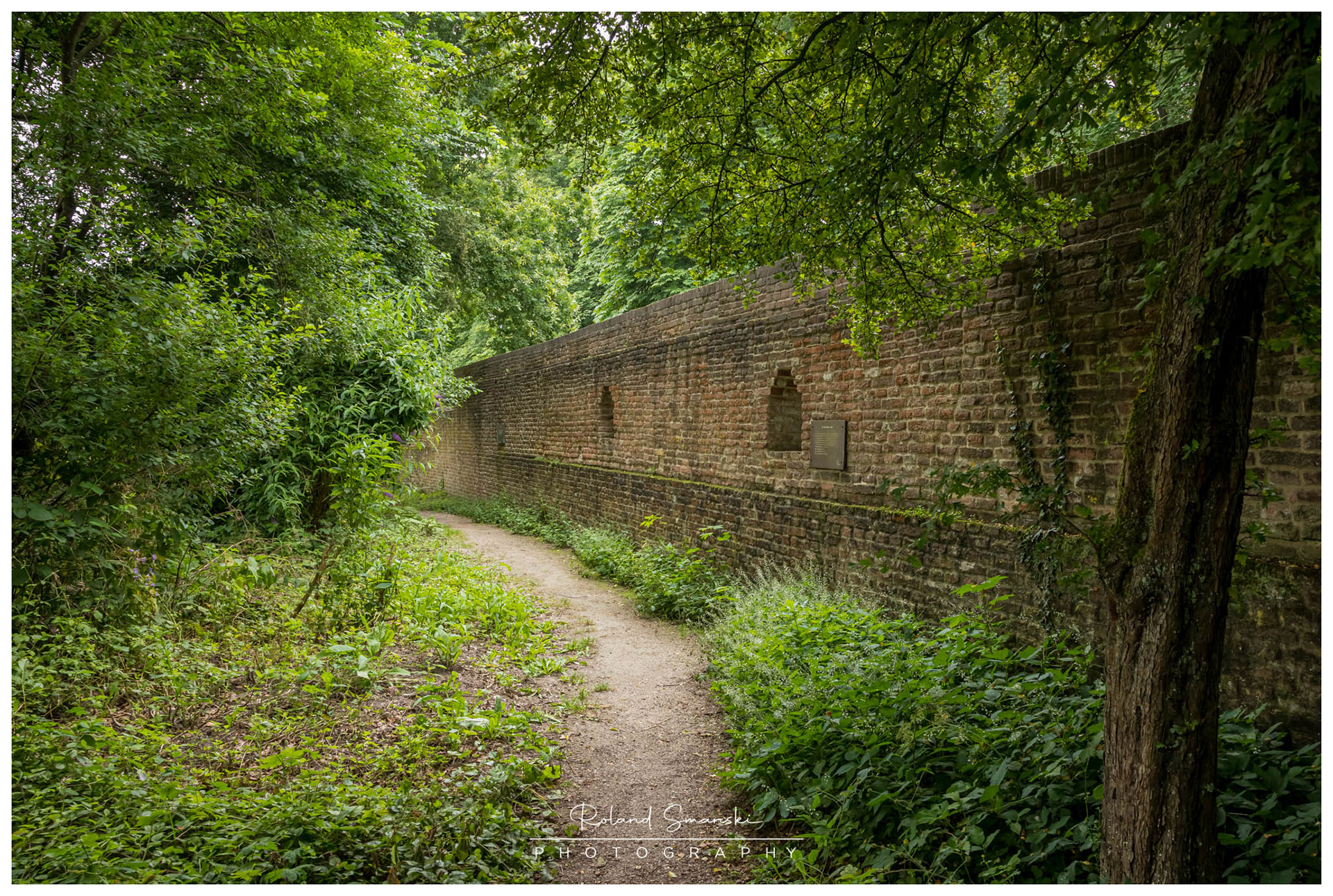 paadje in de binnenkant van de muur